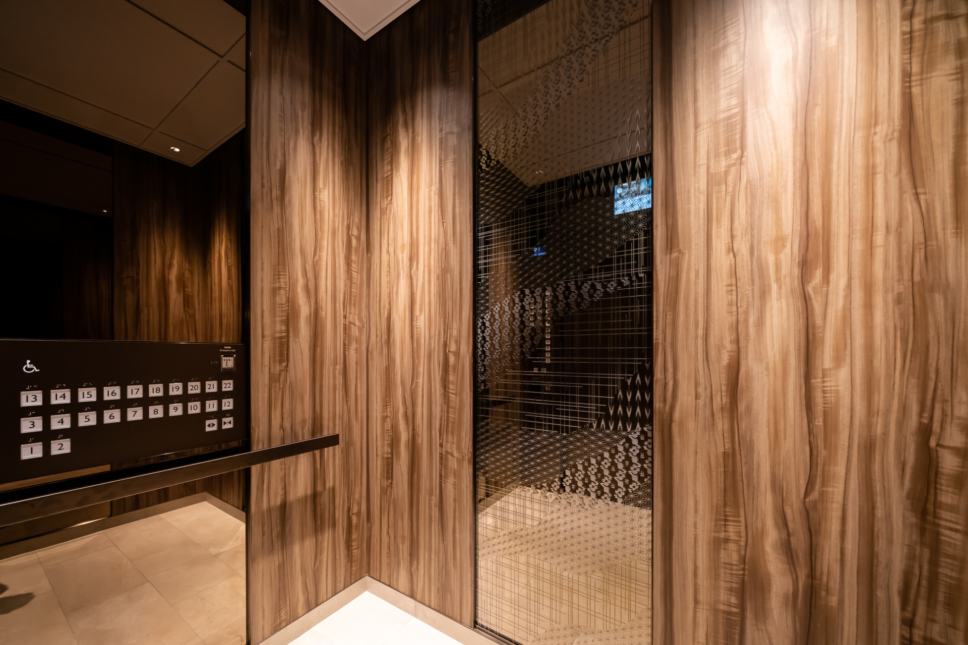 エレベーターのかご内ミラーにも麻の葉文様などの装飾が施されている