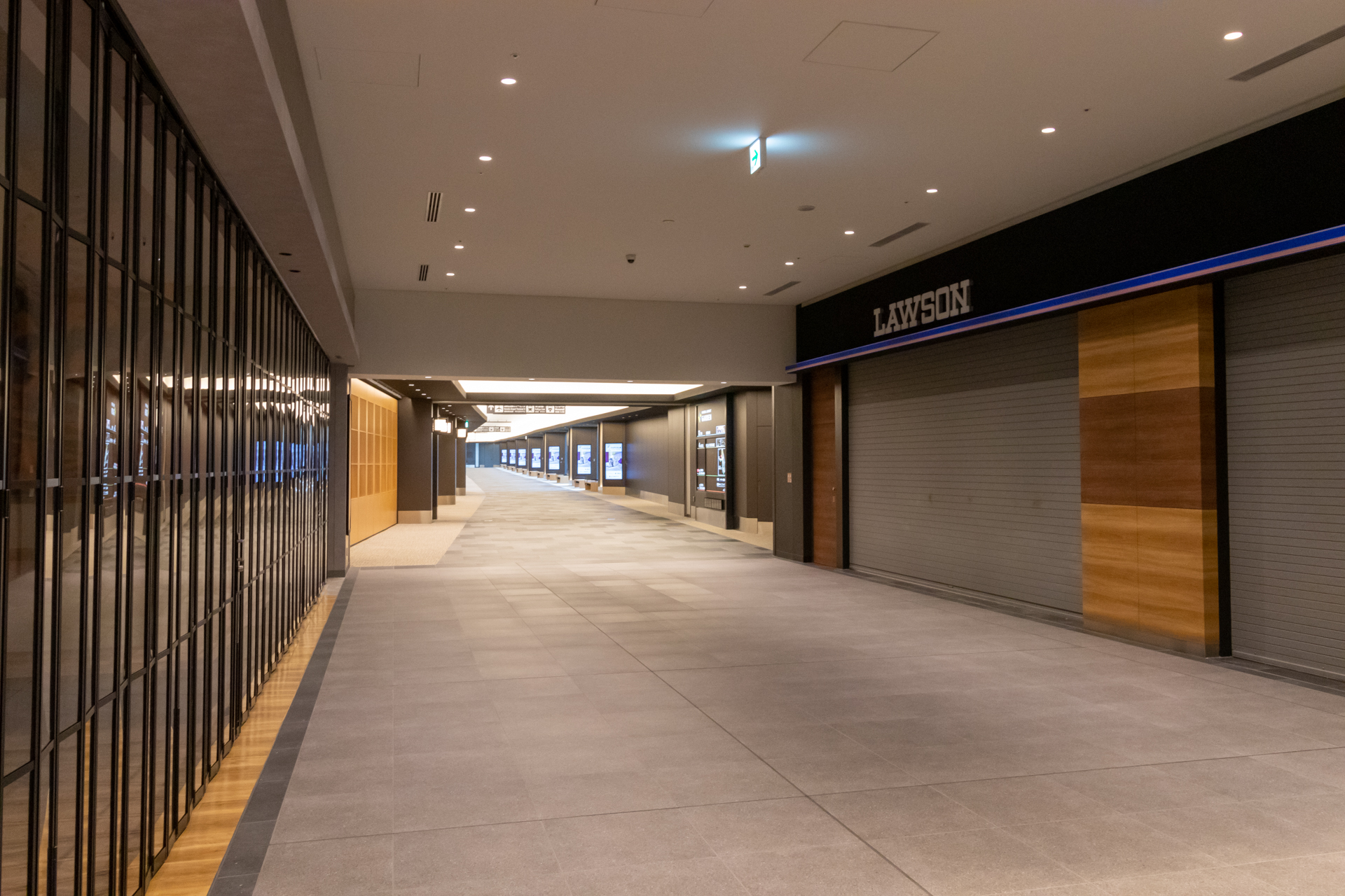 羽田空港第3ターミナル駅と渡り廊下で接続されており、徒歩1分と便利な距離にある。大型のデジタルサイネージが数多く設置されており、日本の文化を発信していく