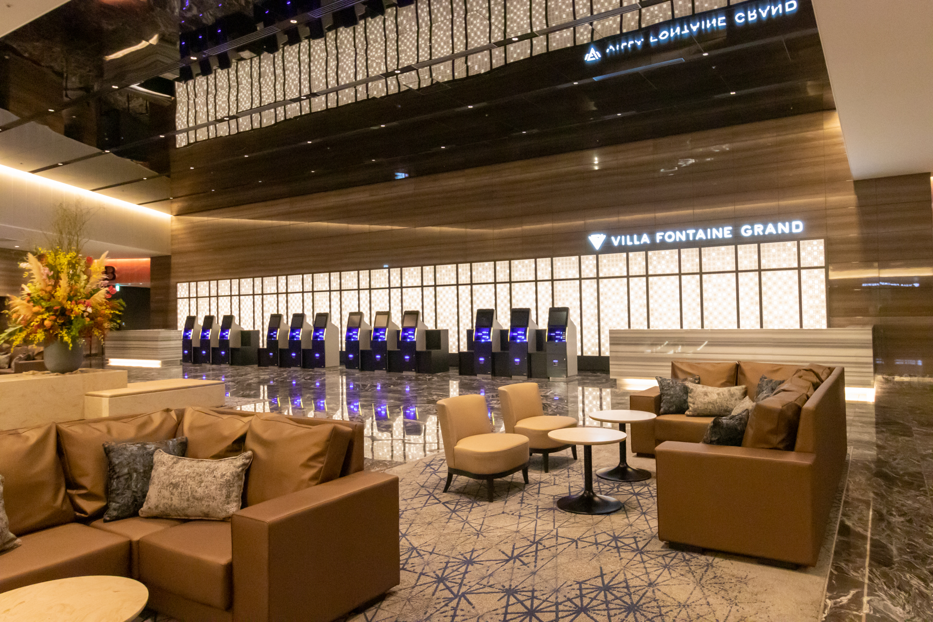 ヴィラフォンテーヌ グランド 羽田空港のロビー。12台の自動チェックイン機が並んでいる