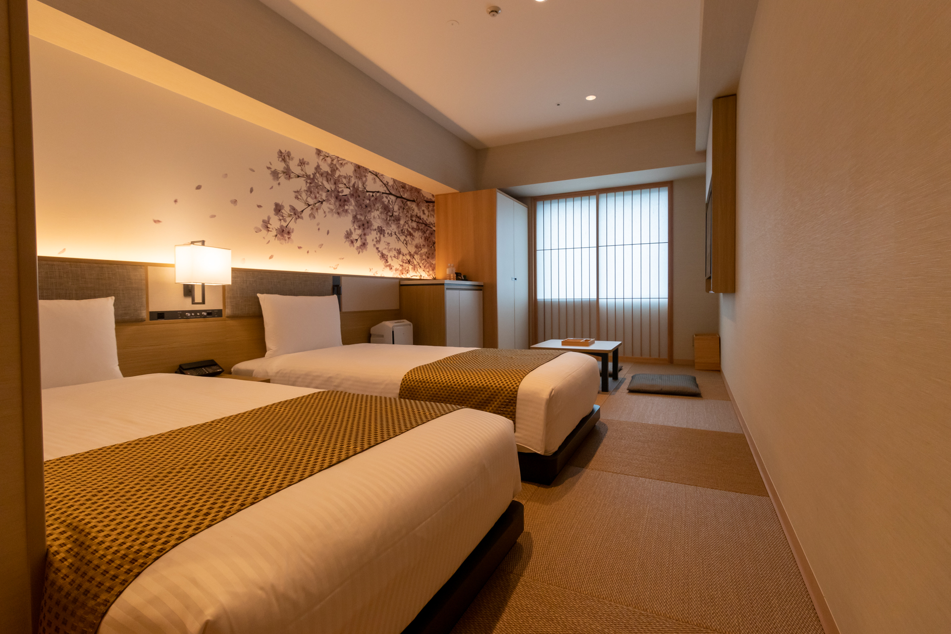 29m<span class="em sup">2</span>の和洋室。テーブルを片付けて布団を敷くことで4名まで宿泊可能