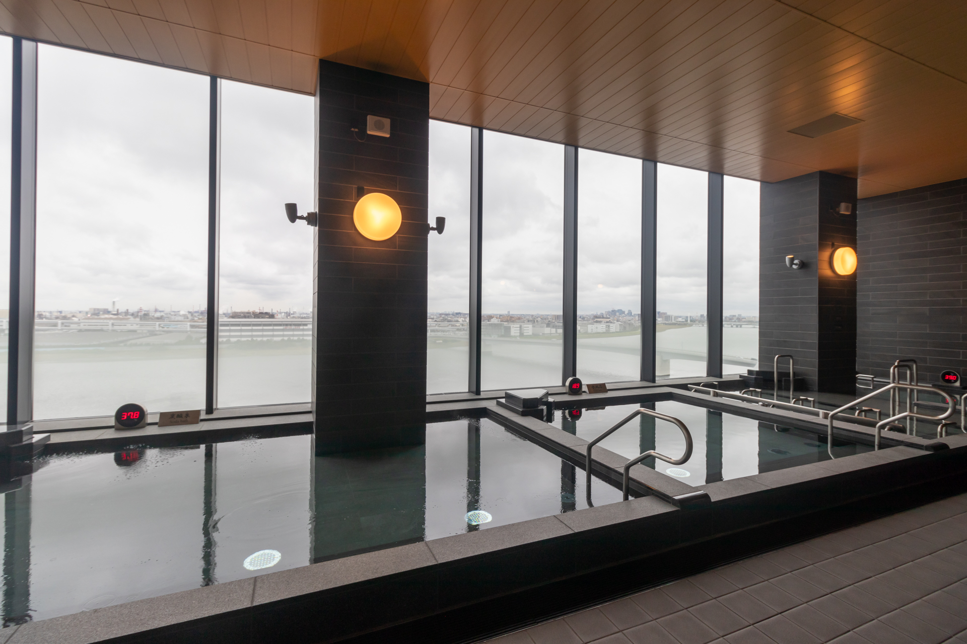 炭酸泉、水風呂など4種類ある内湯