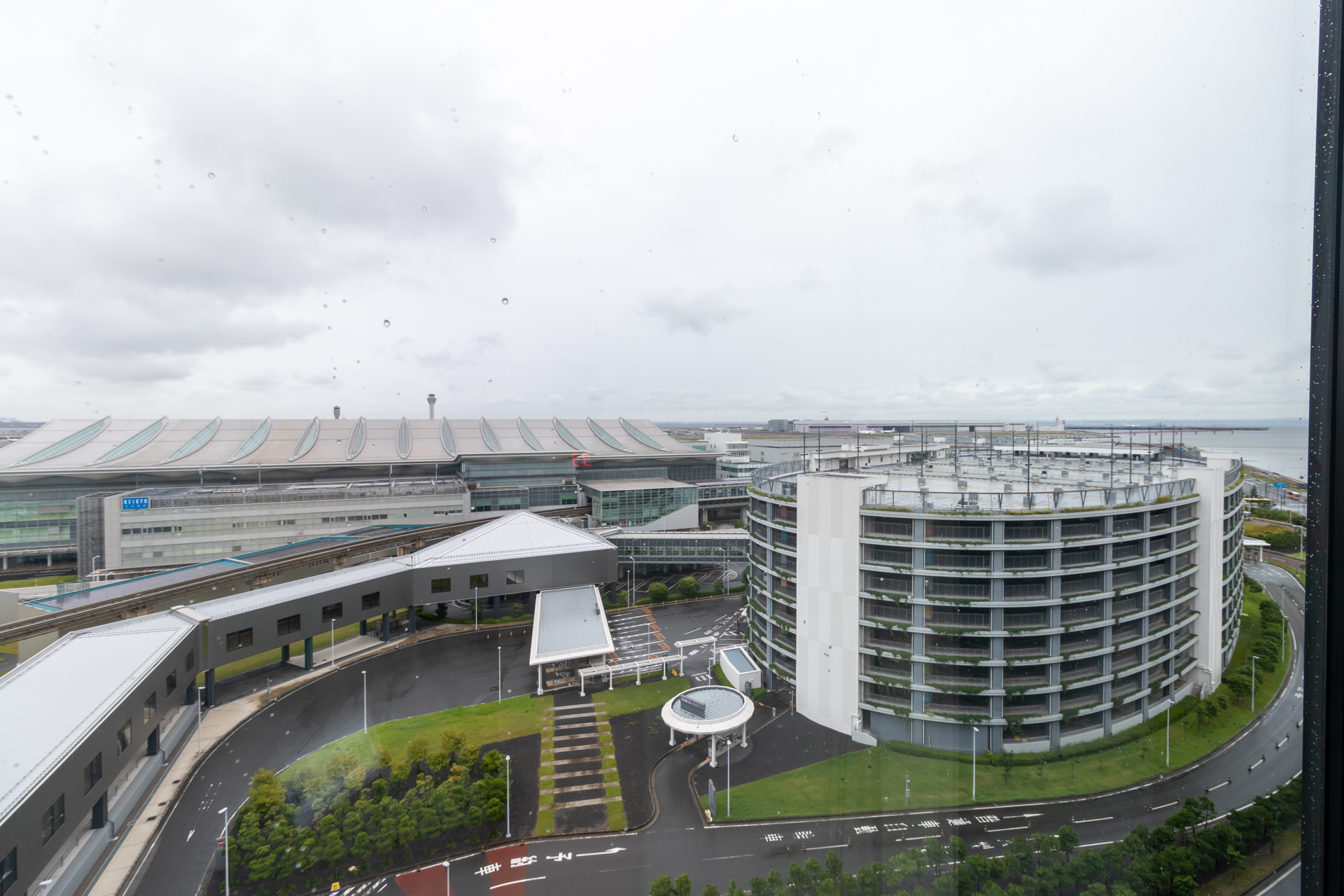 窓からは第3ターミナルがよく見え、飛行機好きにはたまらない素晴らしいロケーション