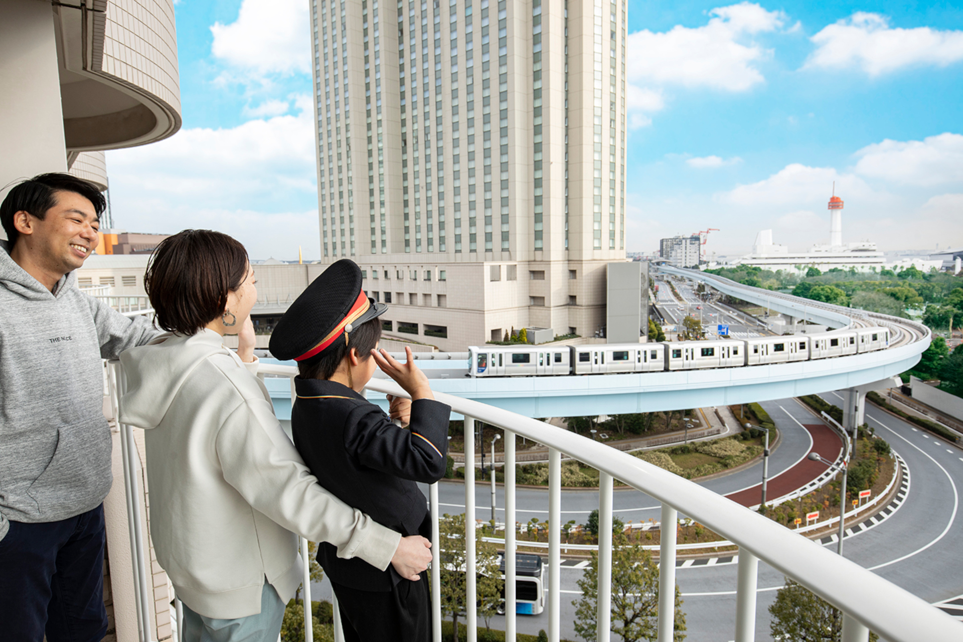 カーブしたレールを望む