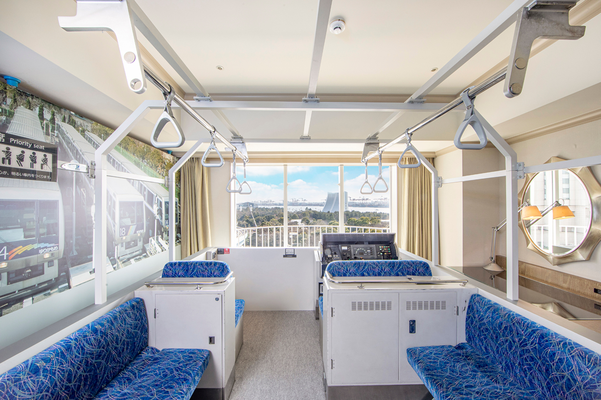 車両ルームとベッドルームの2部屋からなるコネクティングルームを使用