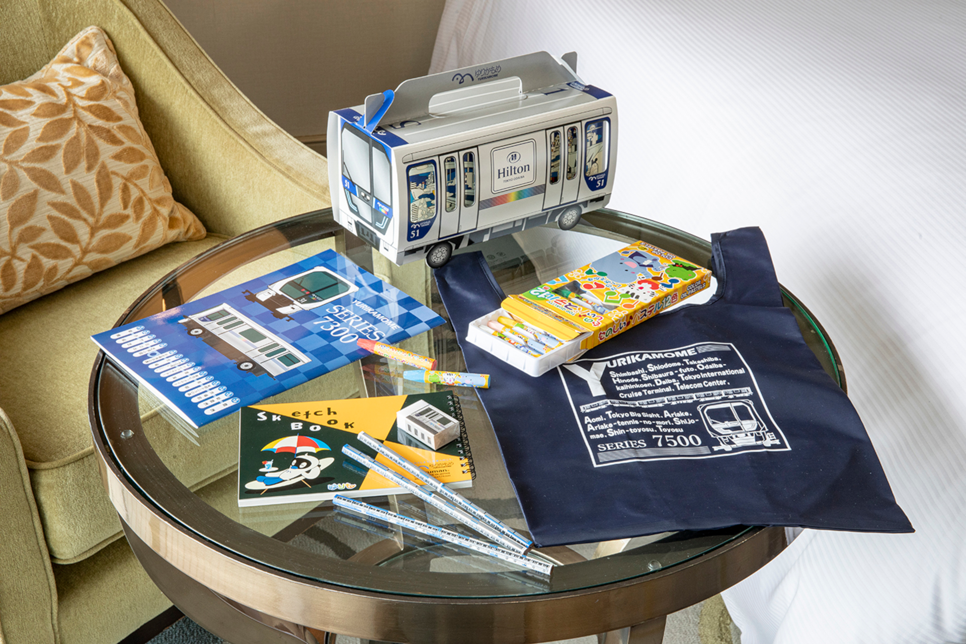 宿泊特典のお土産（スケッチブック/文房具セット/エコバッグ）付き