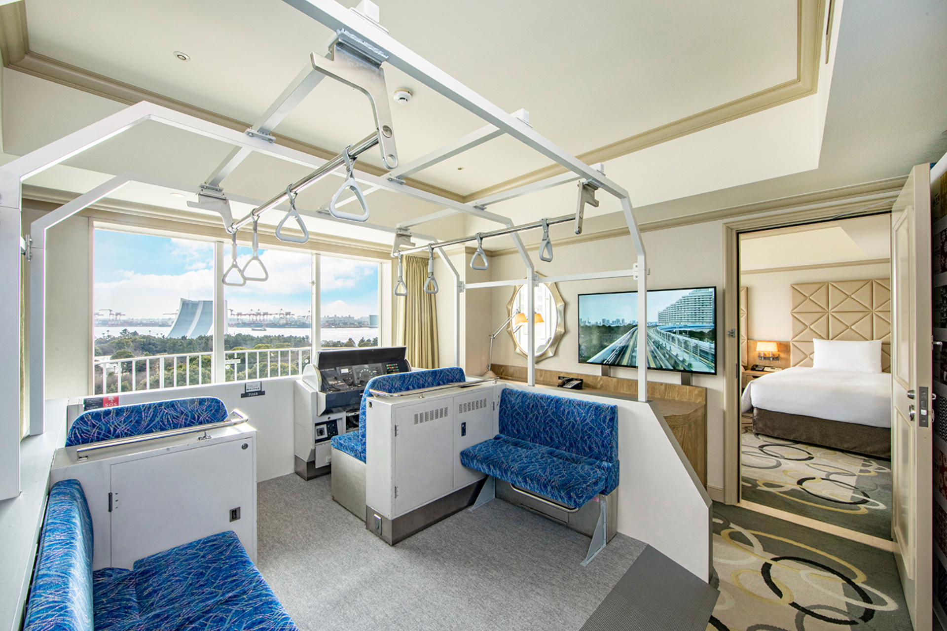 車両基地から運んだ部品を利用して客室内に本格的な車両ブースを造っている