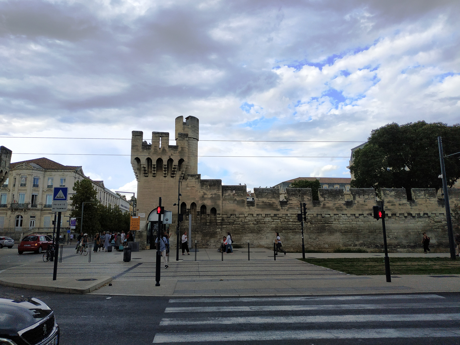 駅の目の前に城壁があり、そのなかが「歴史地区」