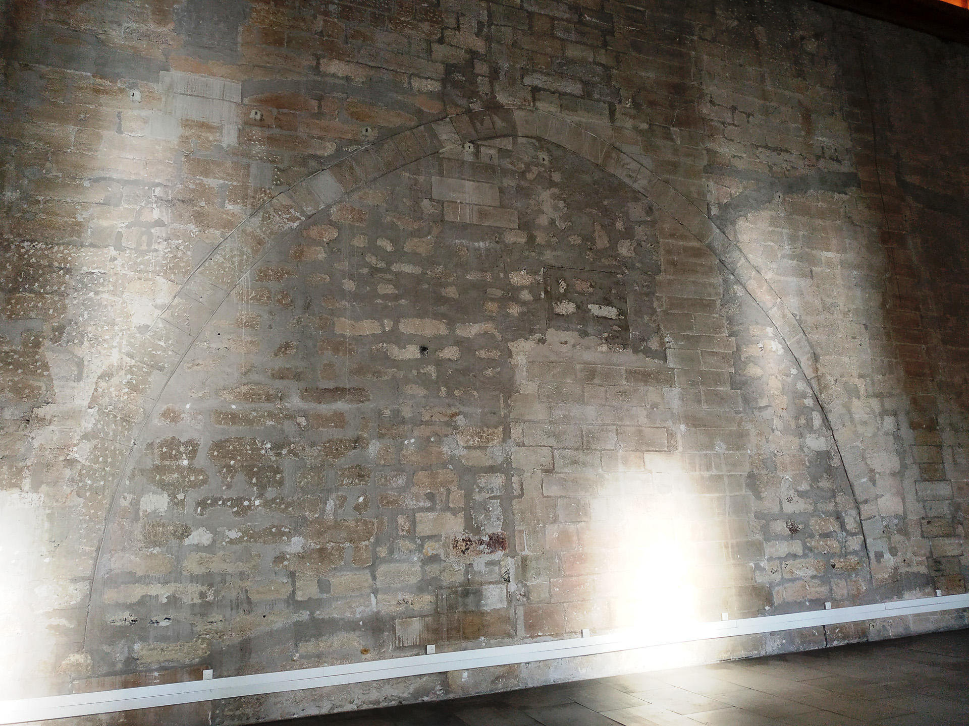 教皇選が行なわれている間、このようにほとんどの入口が閉じられ、外部との交流を遮断したそう