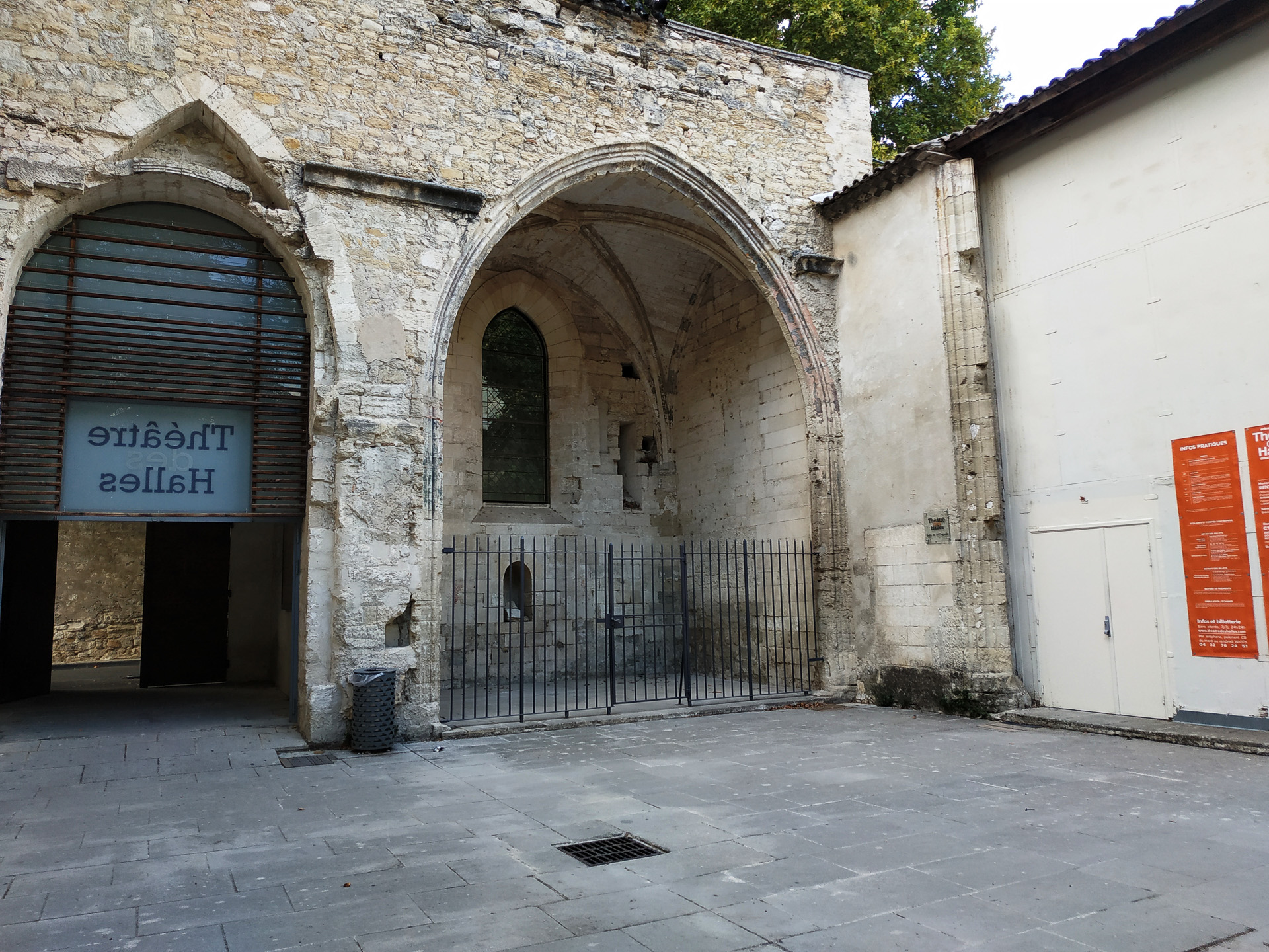 町のいたるところに劇場があります