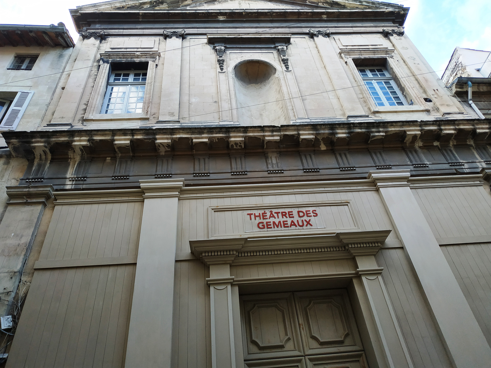 町のいたるところに劇場があります