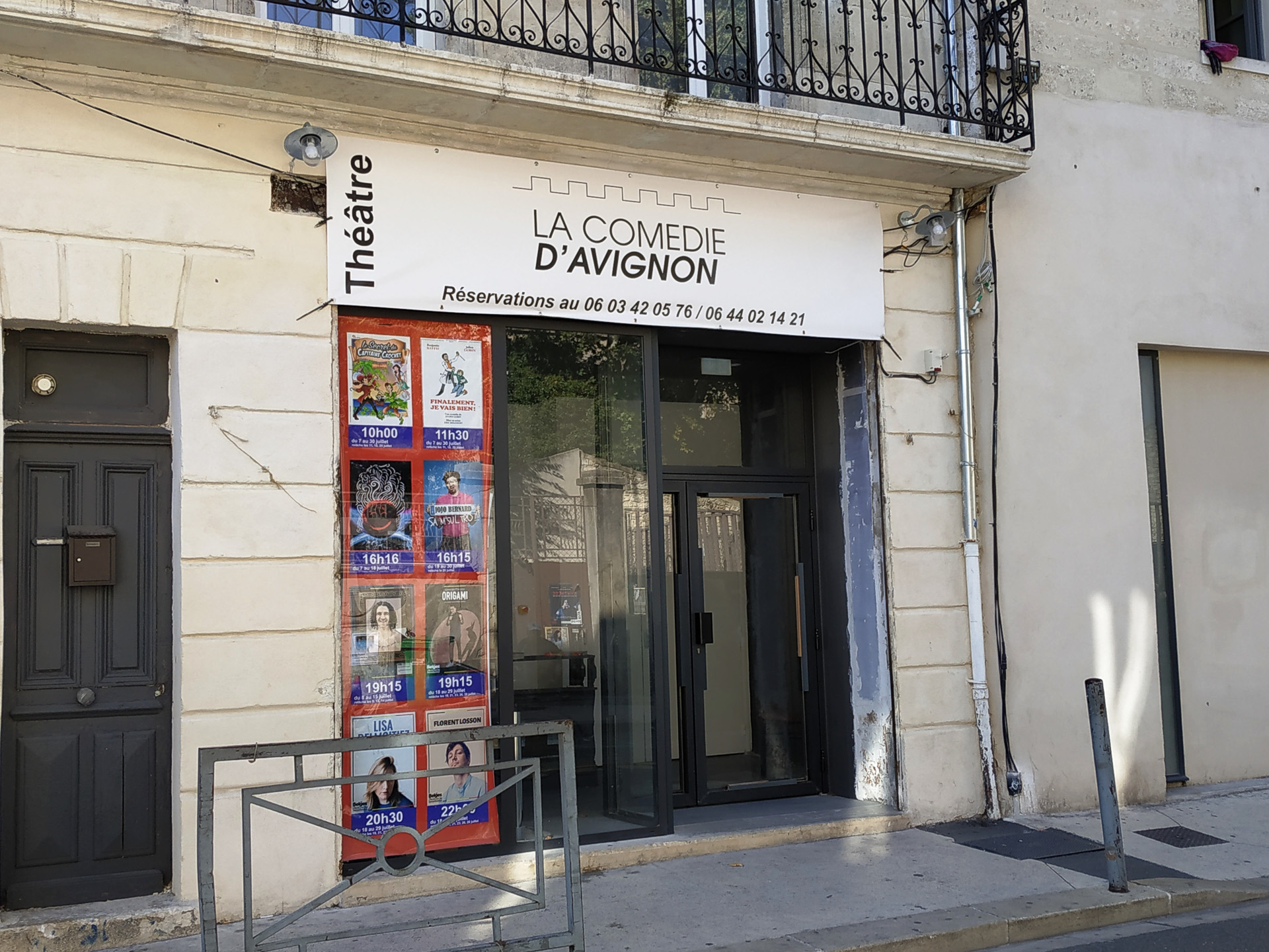 町のいたるところに劇場があります