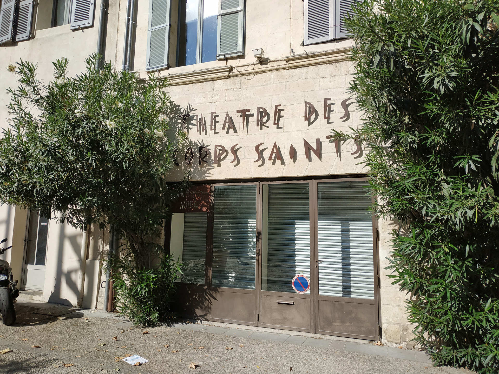 町のいたるところに劇場があります