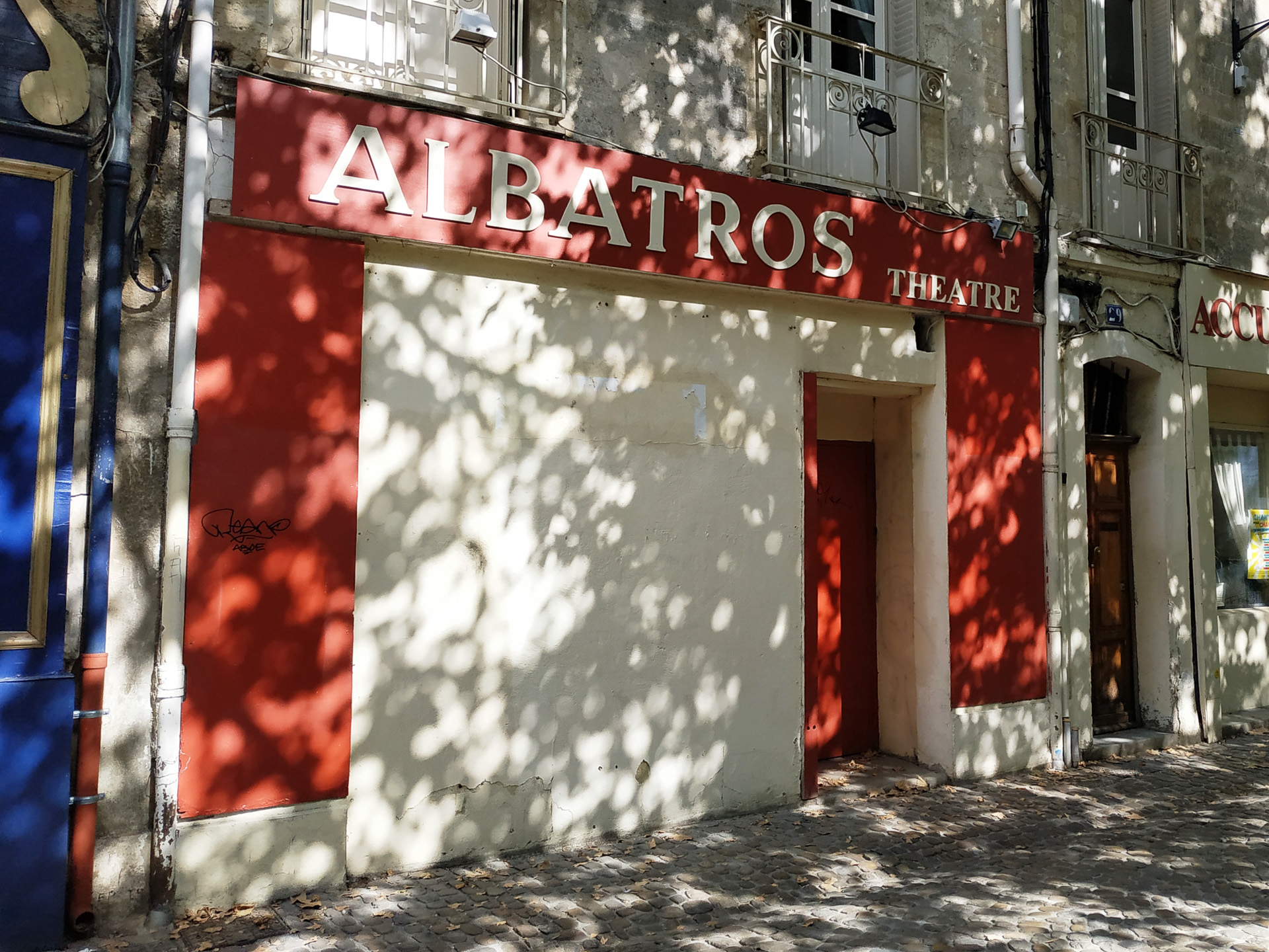 町のいたるところに劇場があります