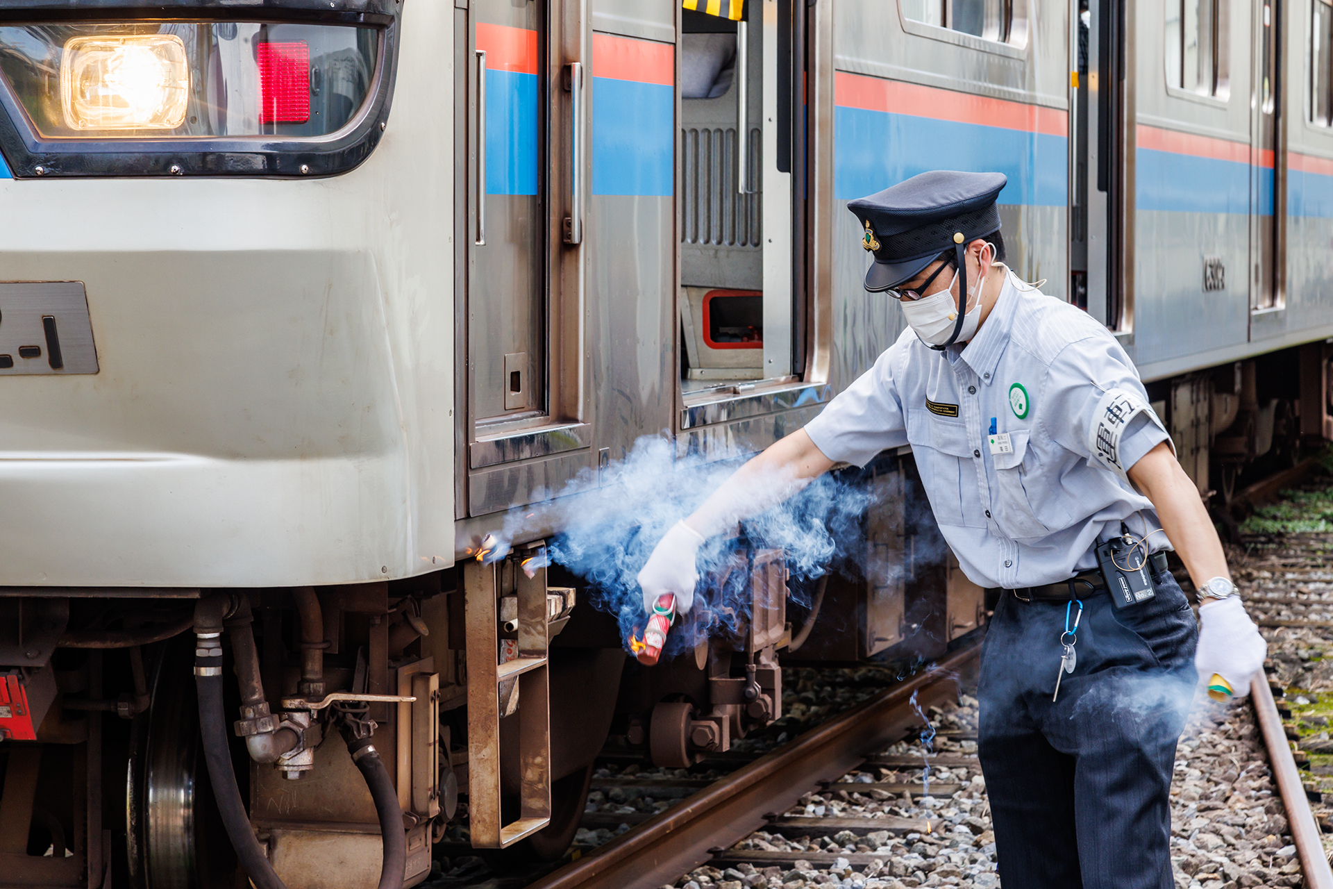 安全確保のため発煙筒により非常防護を行なう
