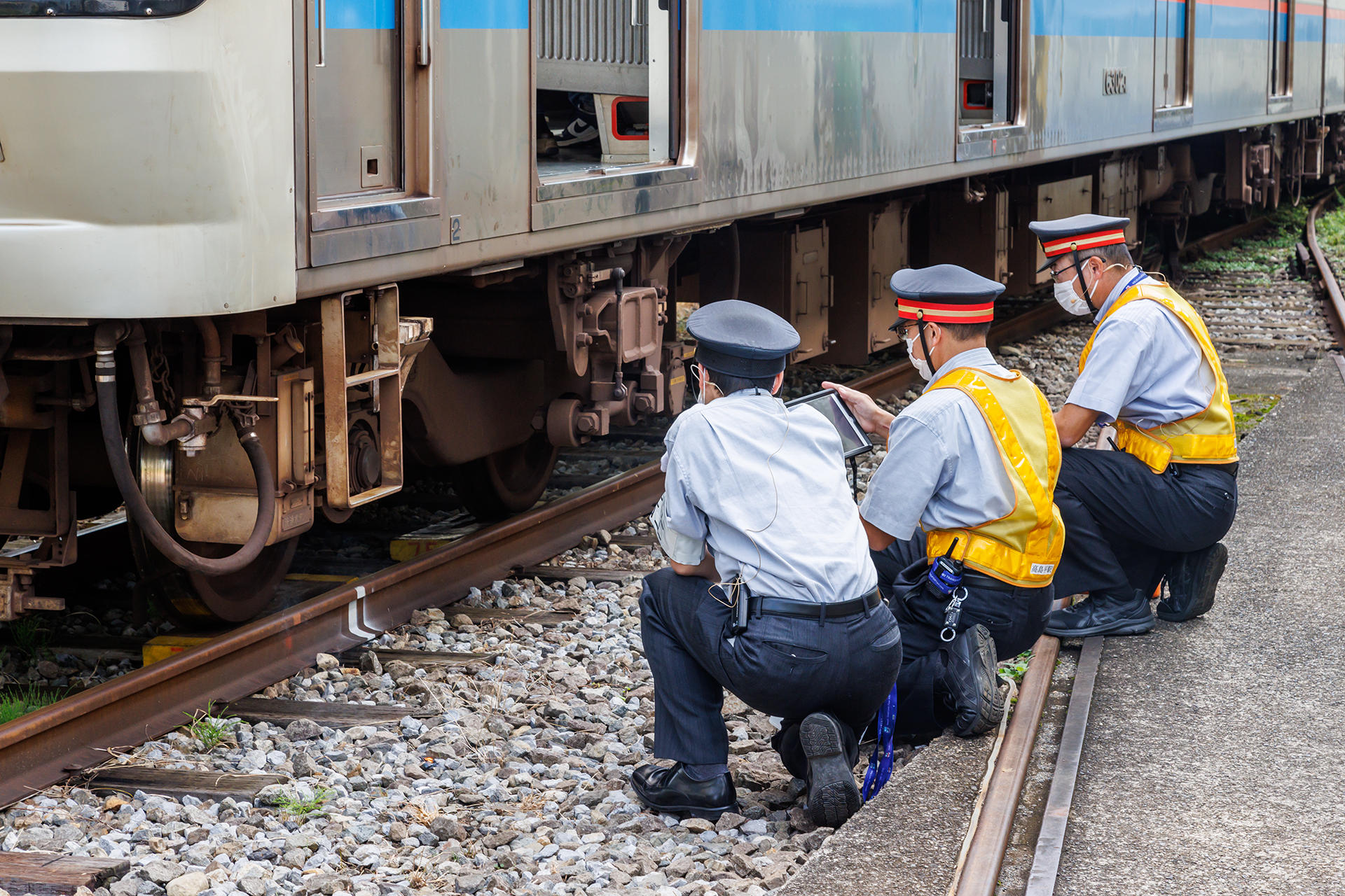 被害状況を確認しタブレットで撮影、司令所に送信する