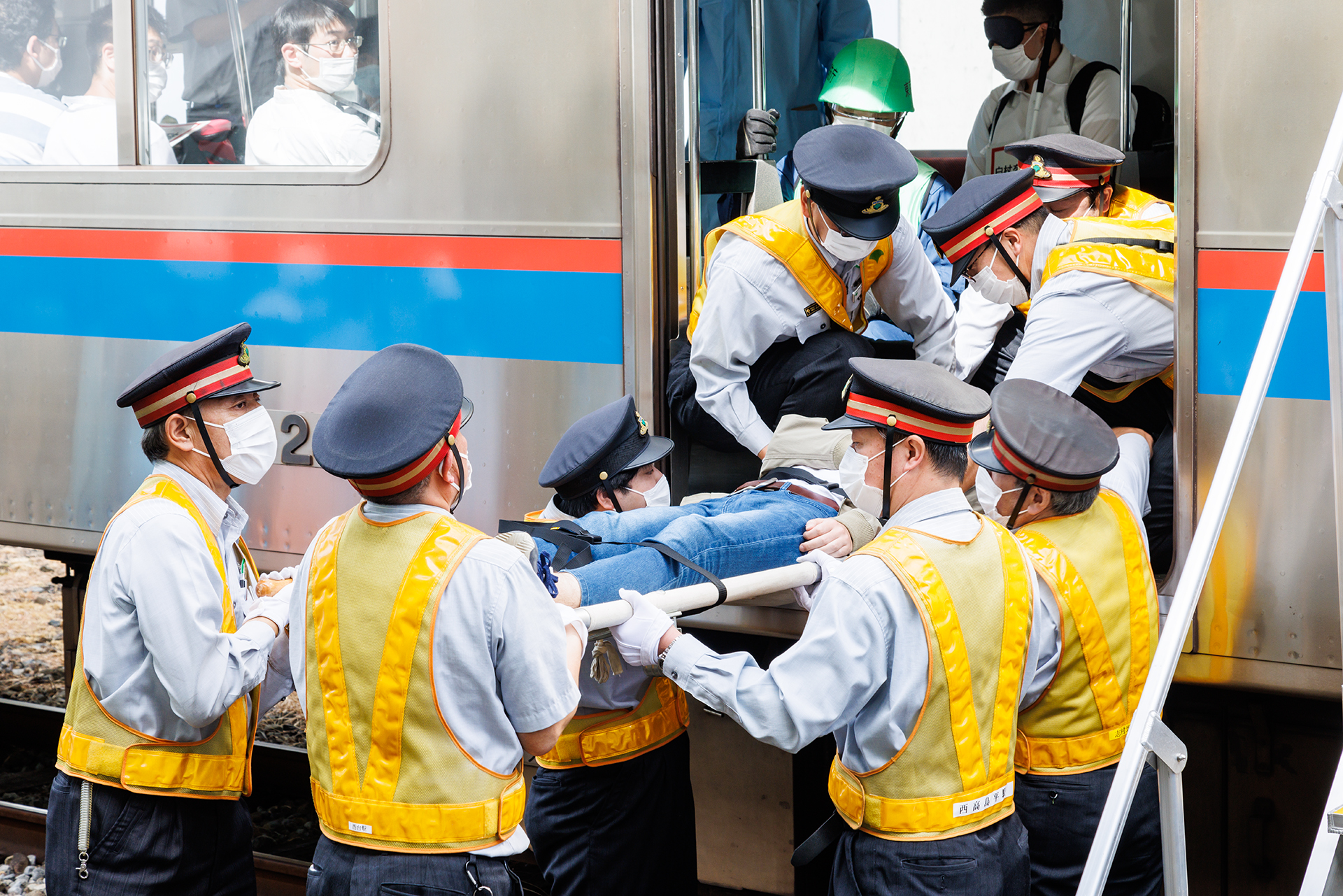 骨折した重症者を担架で搬送