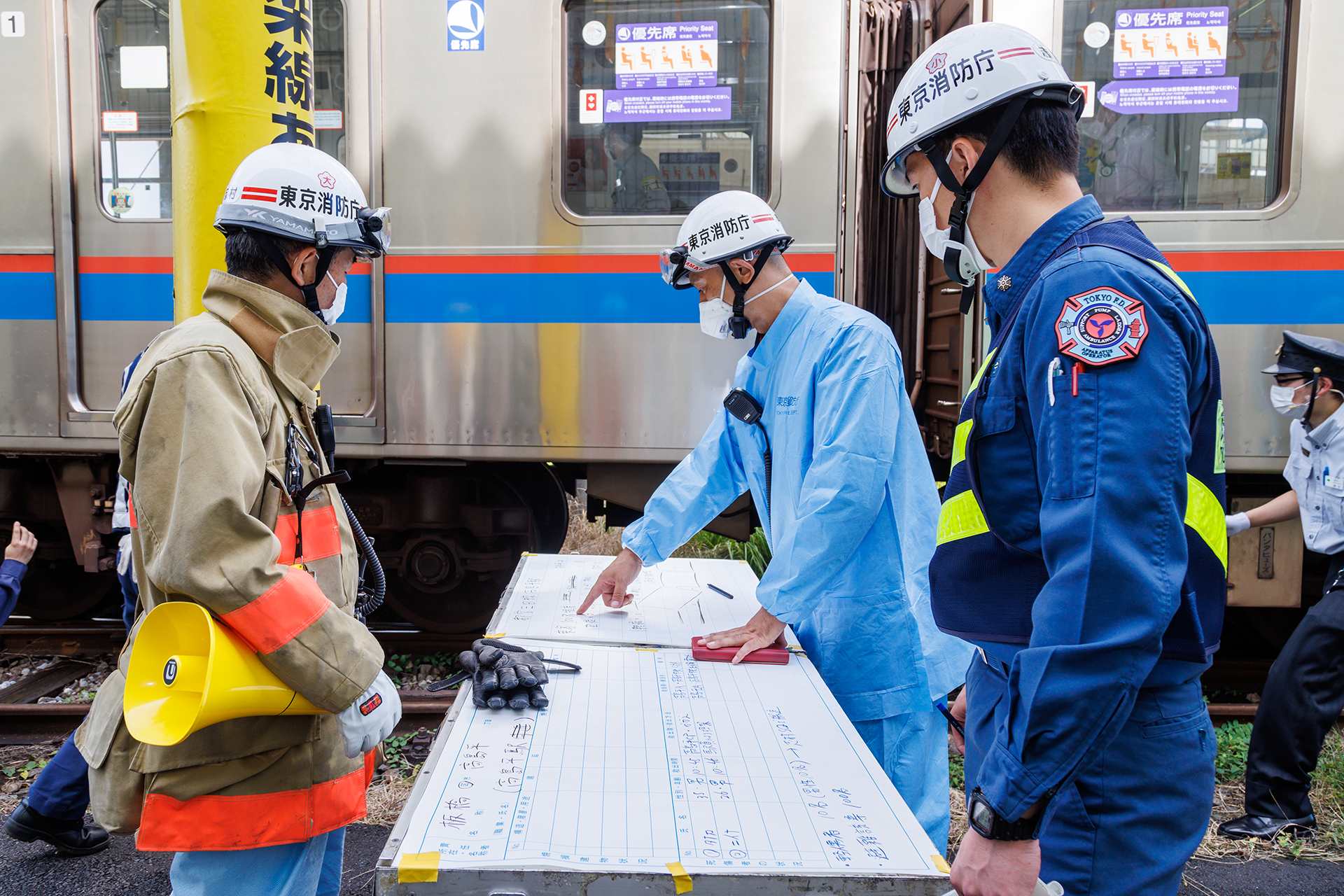 状況を確認しながら救助活動を行なう