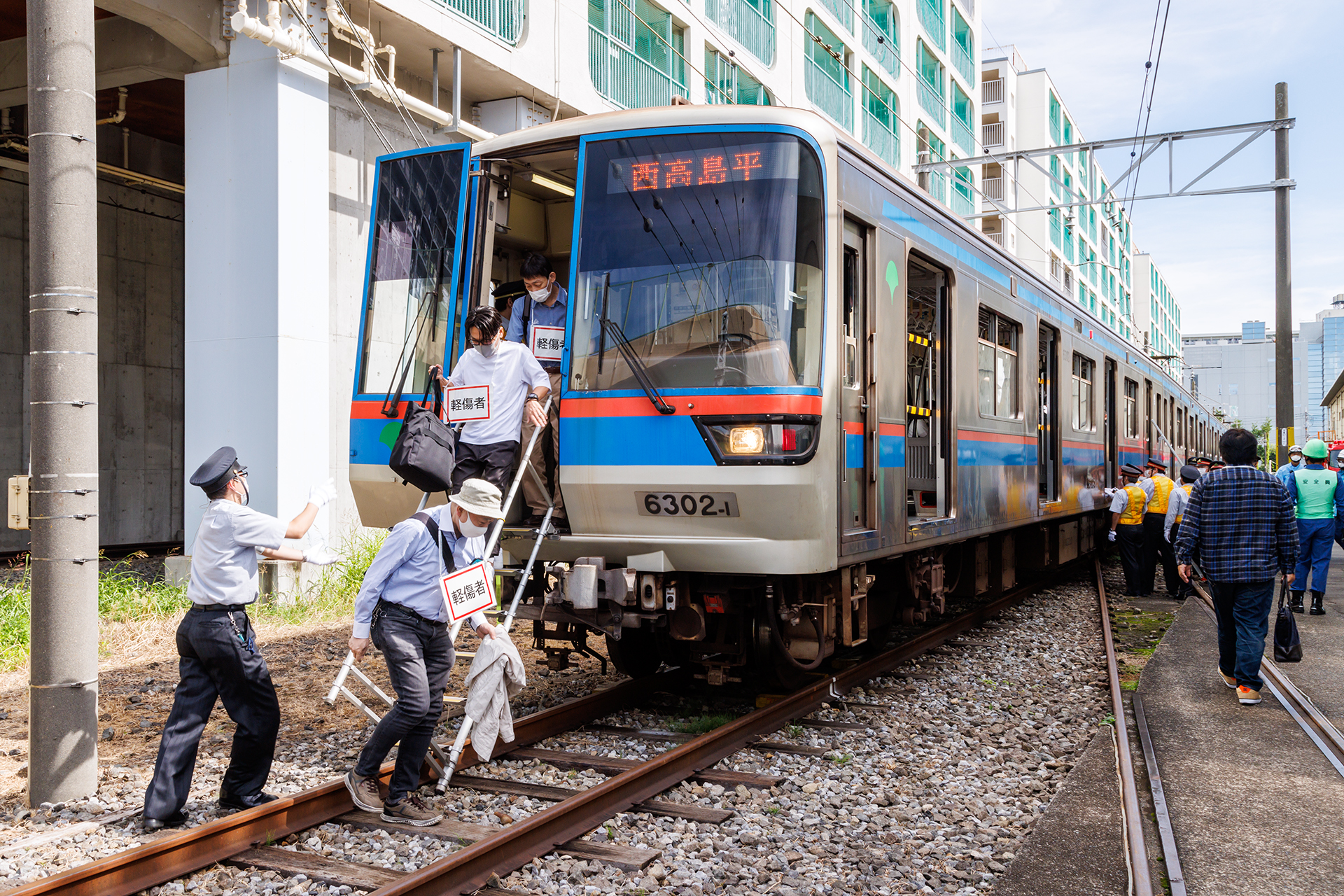 自力移動が可能な乗客は先頭車両から車外へ