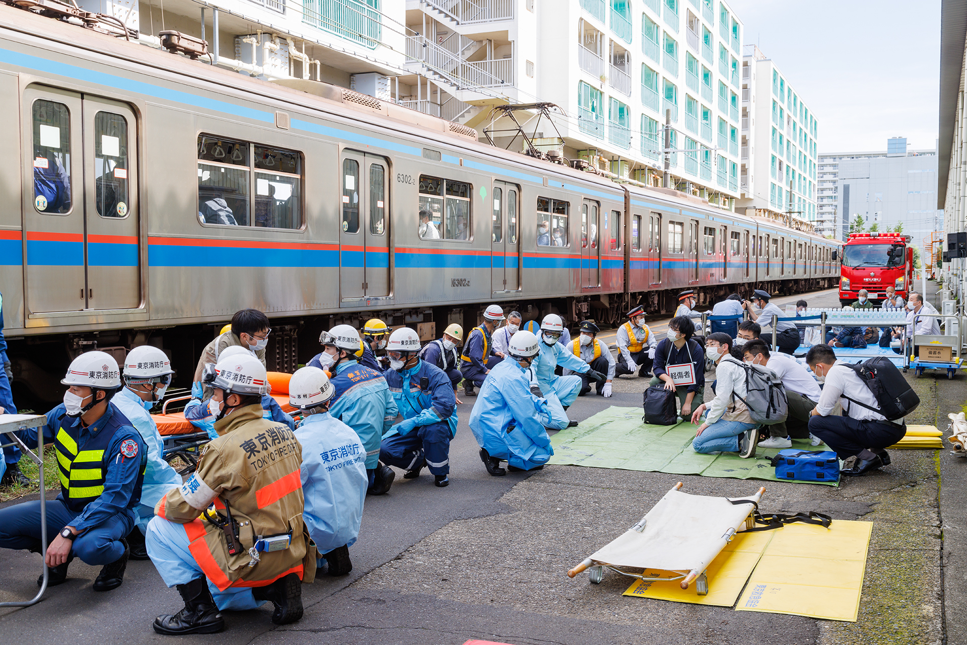 途中、ブラインドシナリオとして震度6弱の余震が発生。安全確保のために避難を中断して低い姿勢に