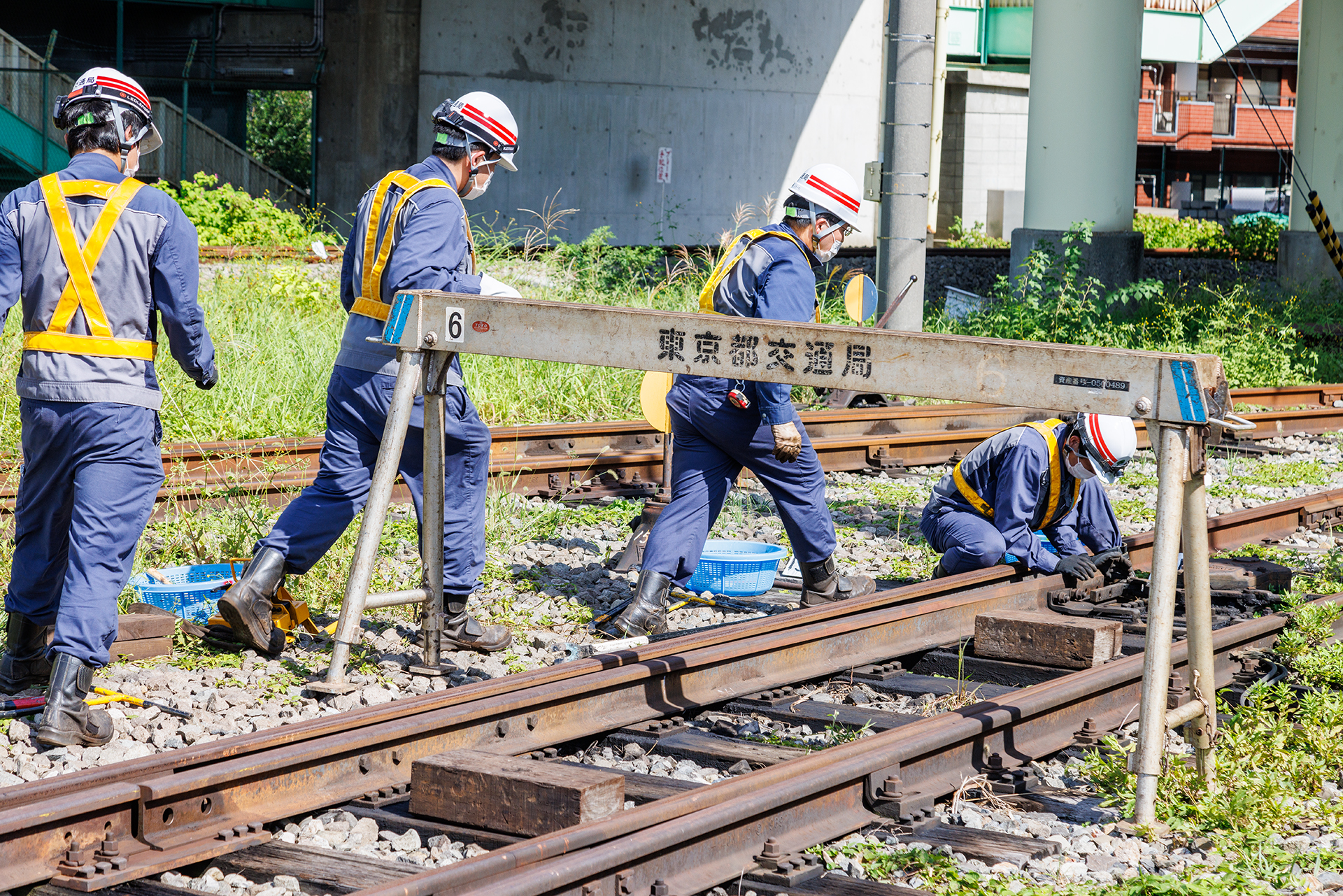 トングレール（方向を変えるための先端部分）が破損した転轍機を正常品に交換