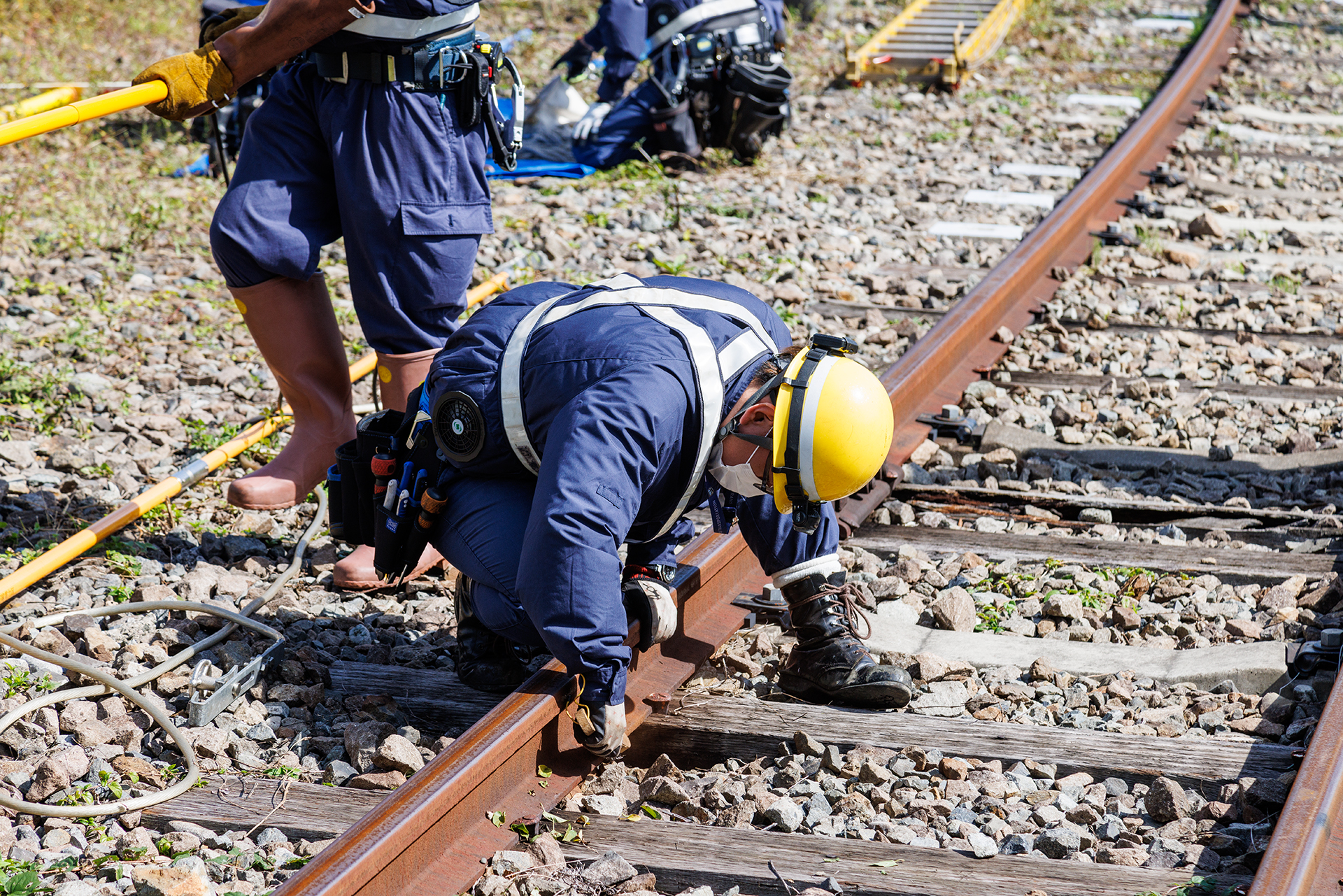 接地部分の抵抗を減らすため表面のさびを落とす