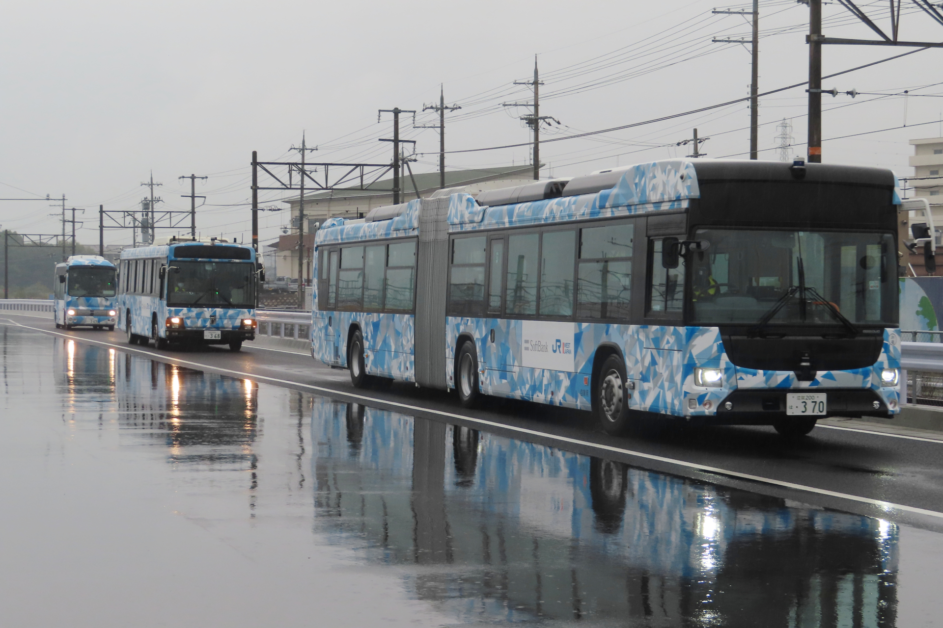 自動運転で隊列走行する3台のバス