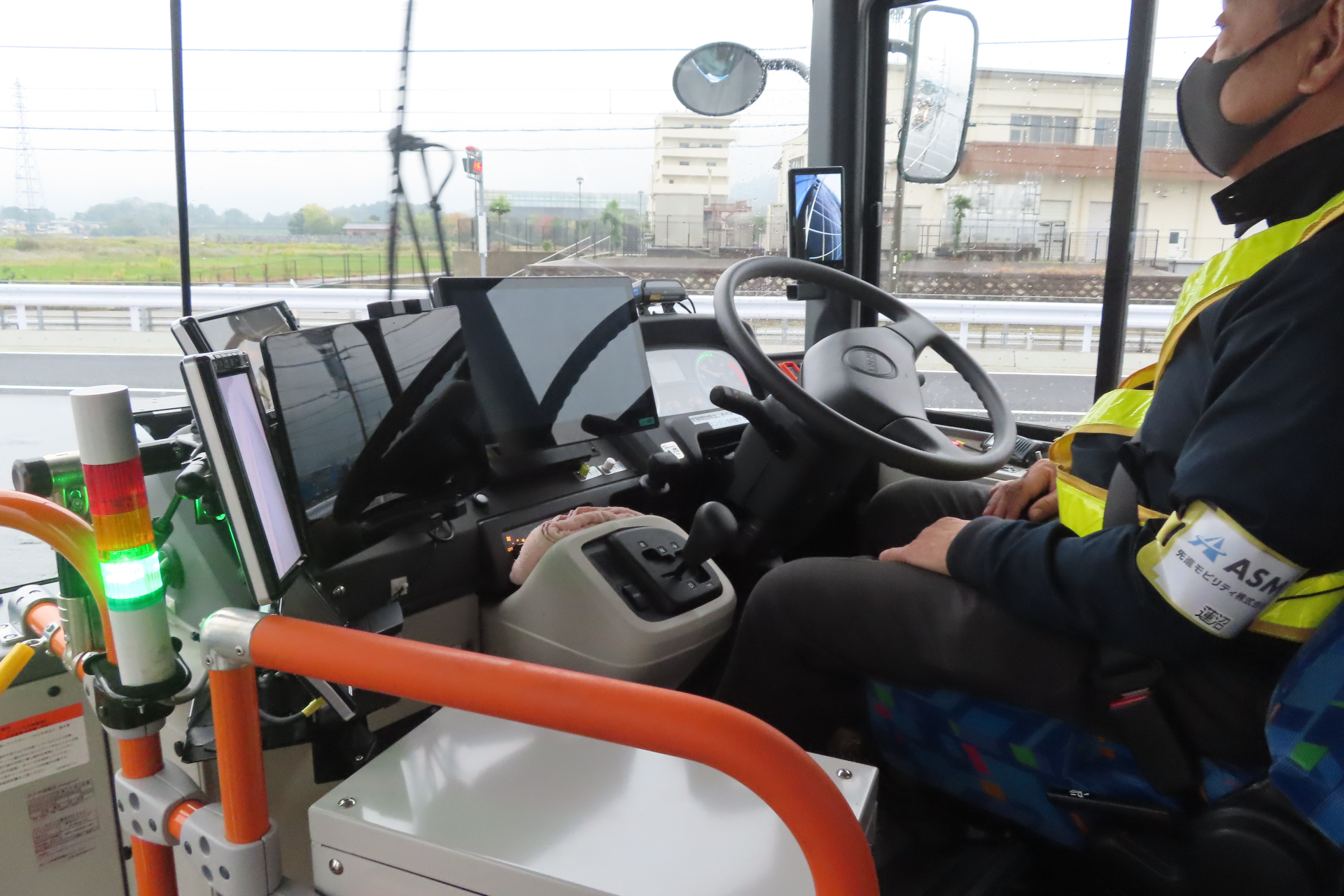 多数のタブレットが並ぶ先頭車両の運転台