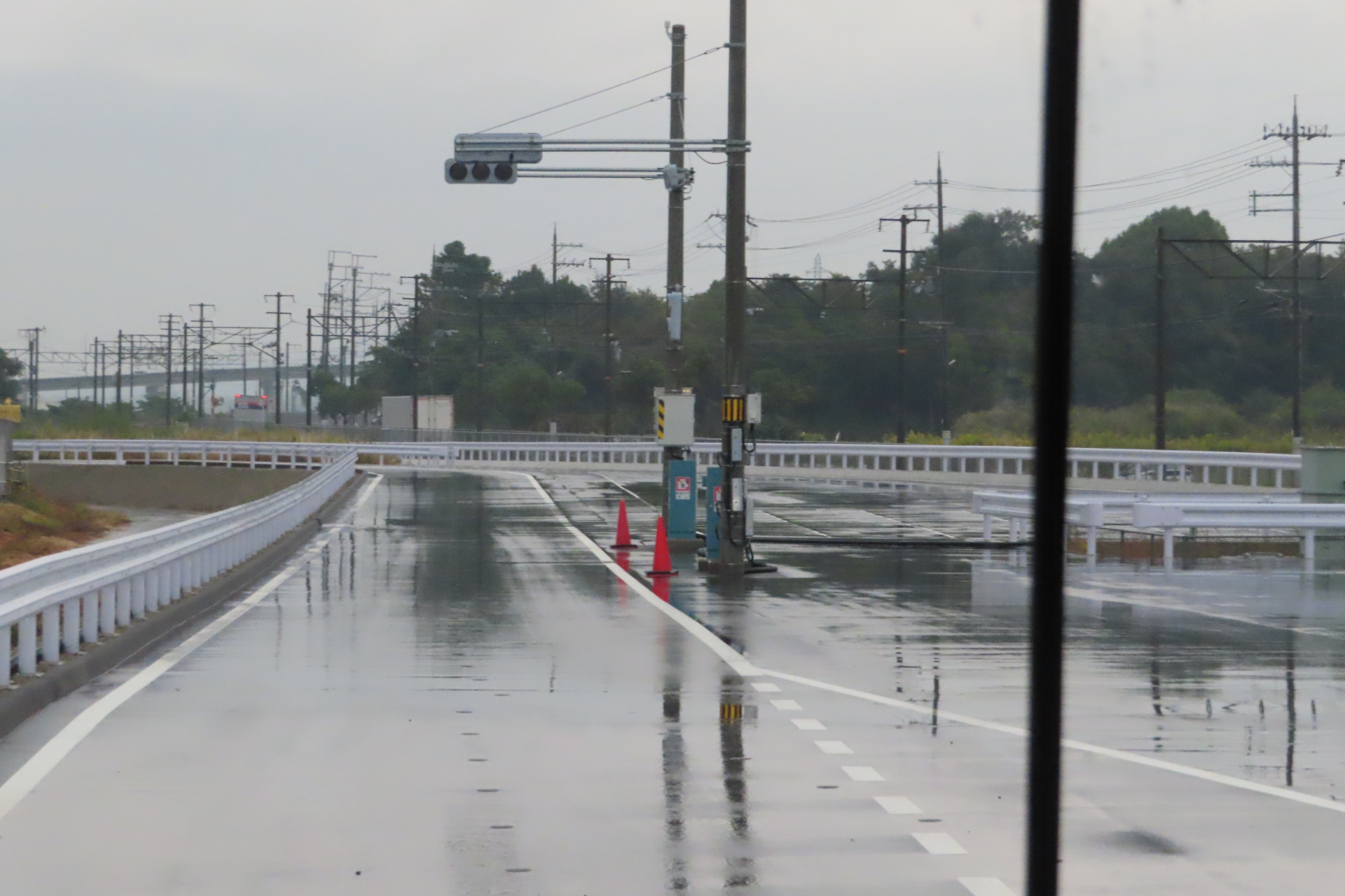 テストコース内には一般道との交差を想定した信号機も設置されている