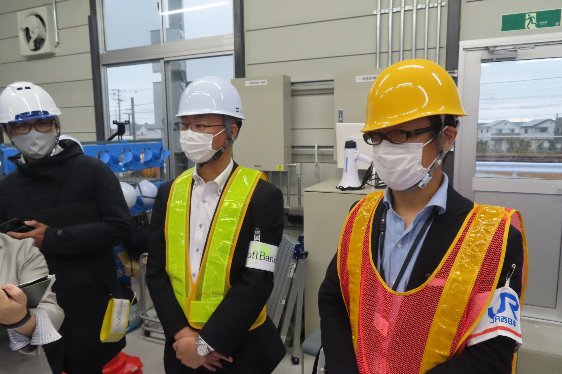 JR西日本の不破邦博氏（右）とソフトバンクの渡辺健二氏（左）