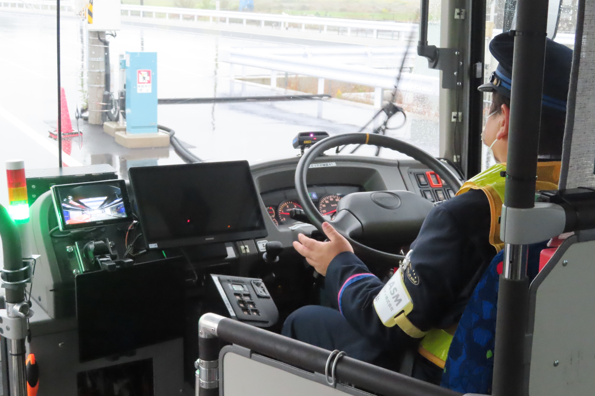 2番手を走る大型バスの運転台。実用化した際には運転手は不要となる