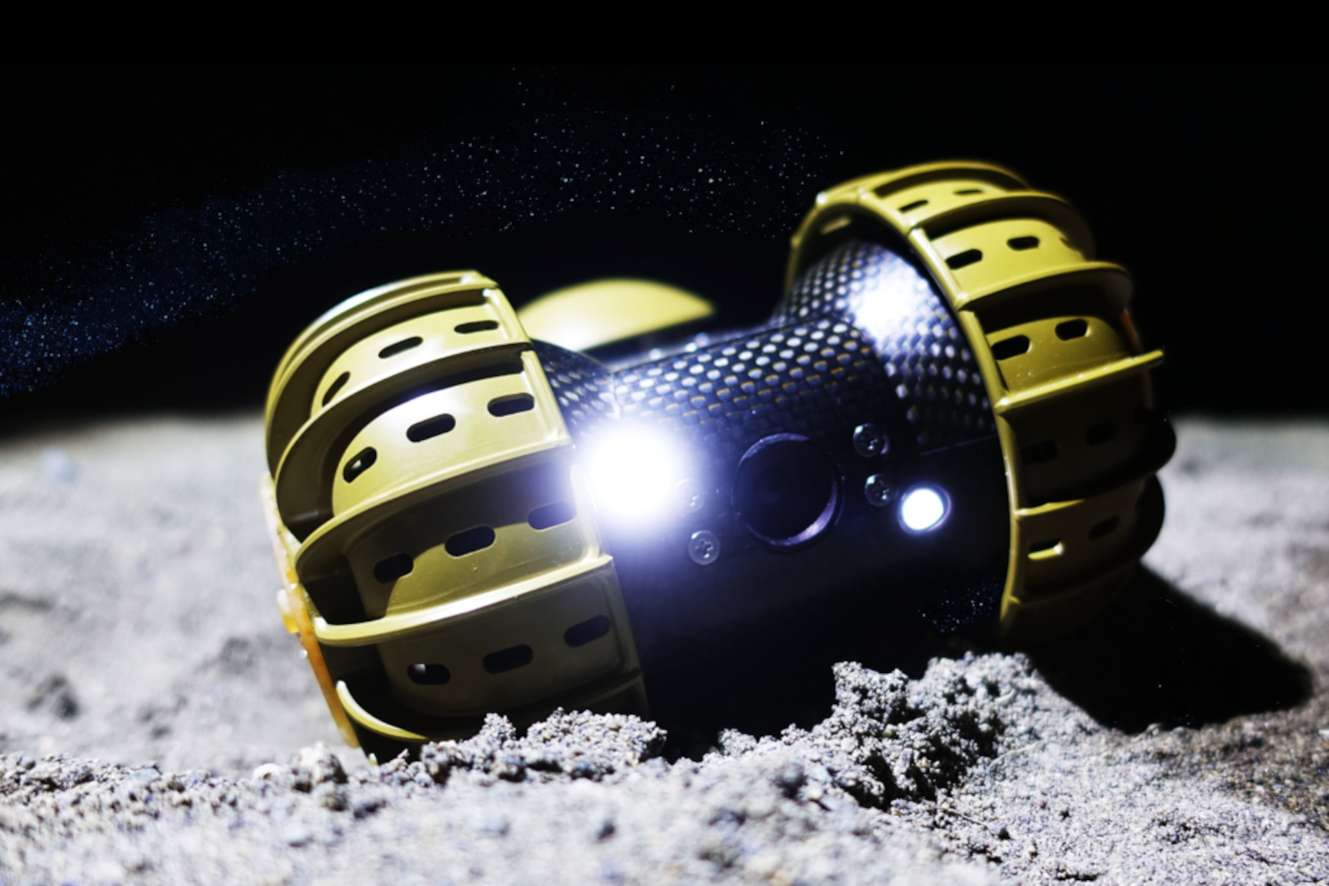 月面探査車「YAOKI」。高強度を保ちながらも、従来の小型探査車に対し小型化・軽量化を実現したという。当日は開発者・中島氏のトークイベントも