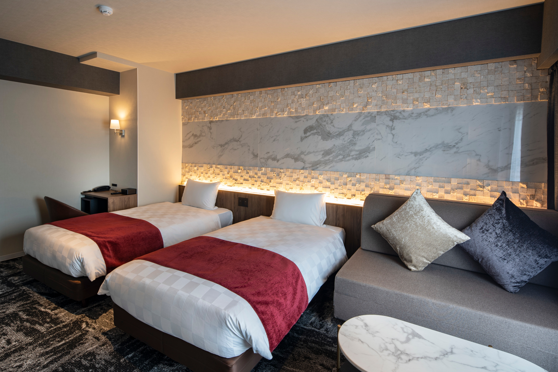 「Willows Hotel 大阪新今宮」がイベント会場。大阪のランドマーク「通天閣」までは徒歩2分。デラックスツイン（32m<span class="em sup">2</span>）など全227室を有する