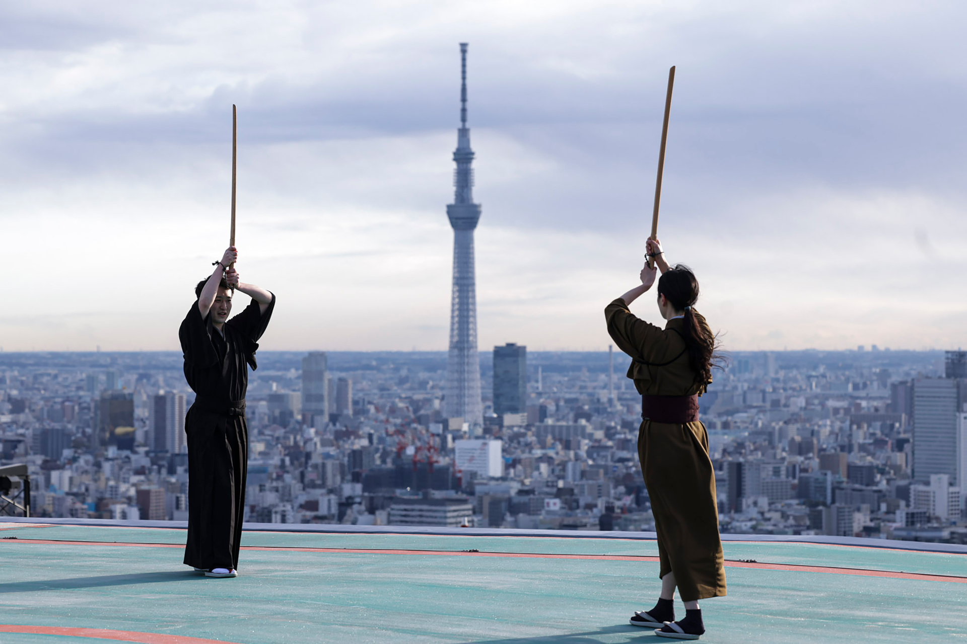 朝の清らかな空気のなかでリフレッシュする「天空朝稽古」。地上160mあるビル屋上からは、東京スカイツリーなどの景色を一望