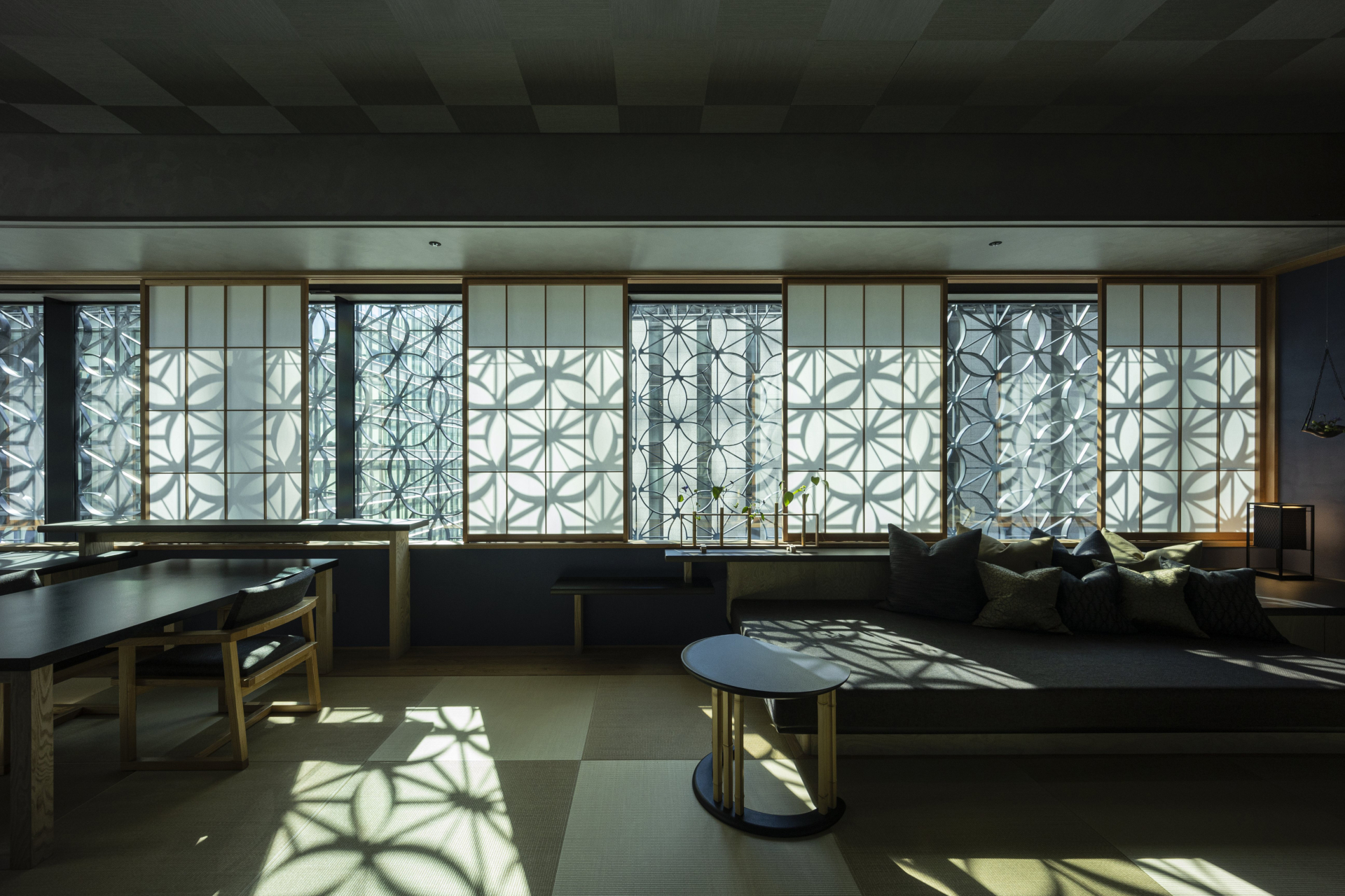 客室は、竹と栗の素材を使った調度品や太鼓張りの障子など和の設えが特徴的。「畳ソファ」も備わる