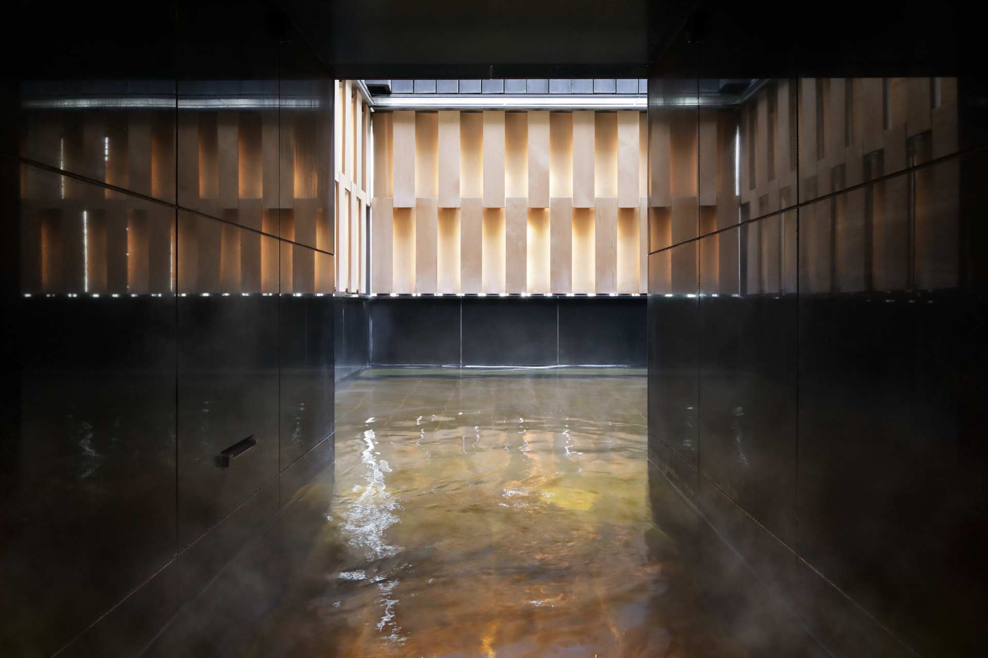 地下1500mから湧き出る天然温泉「大手町温泉」を引いた露天風呂と内風呂は、ホテル最上階の17階に