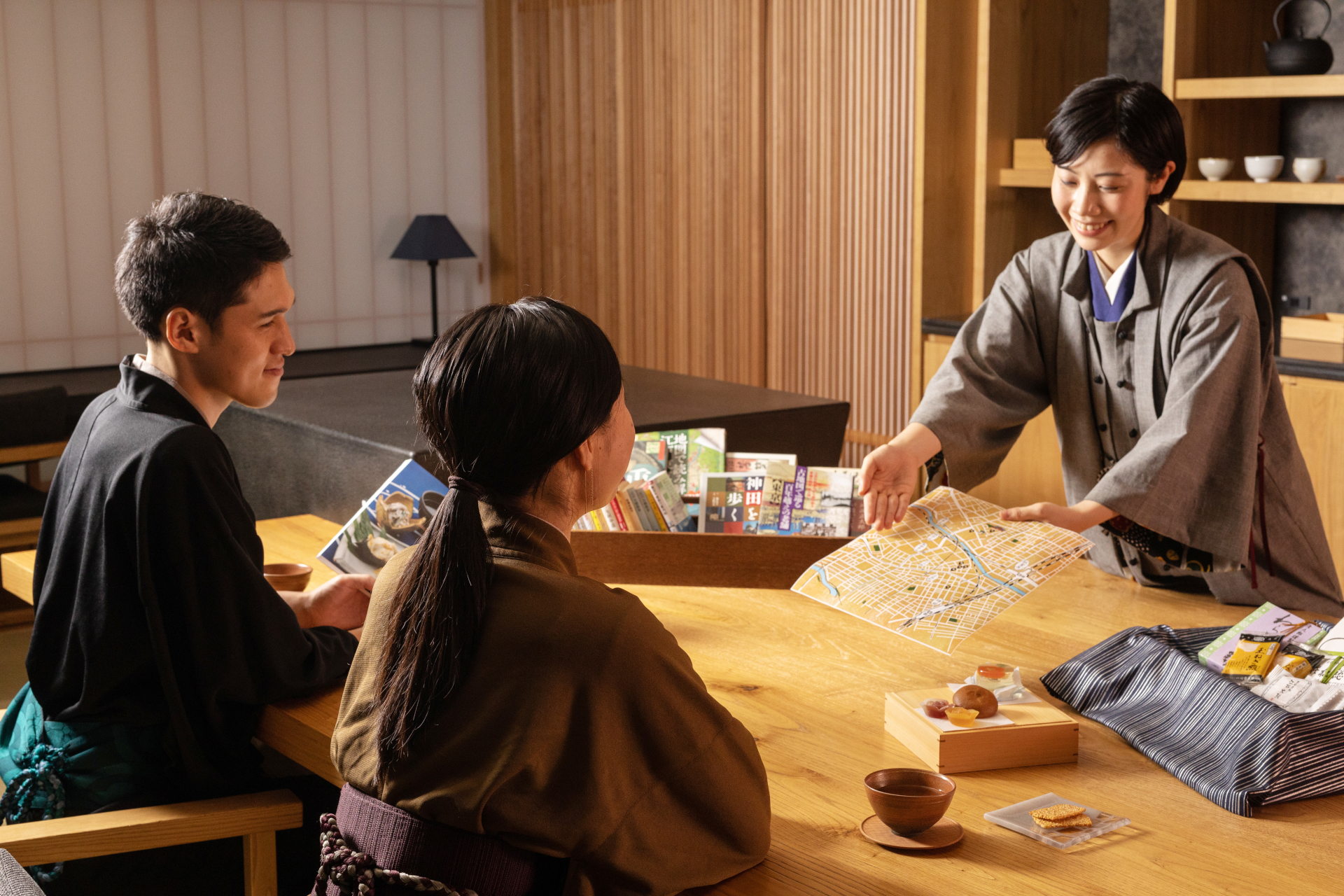 宿泊者の要望に合わせて買い物や観光の手配をする「お江戸マイスター」