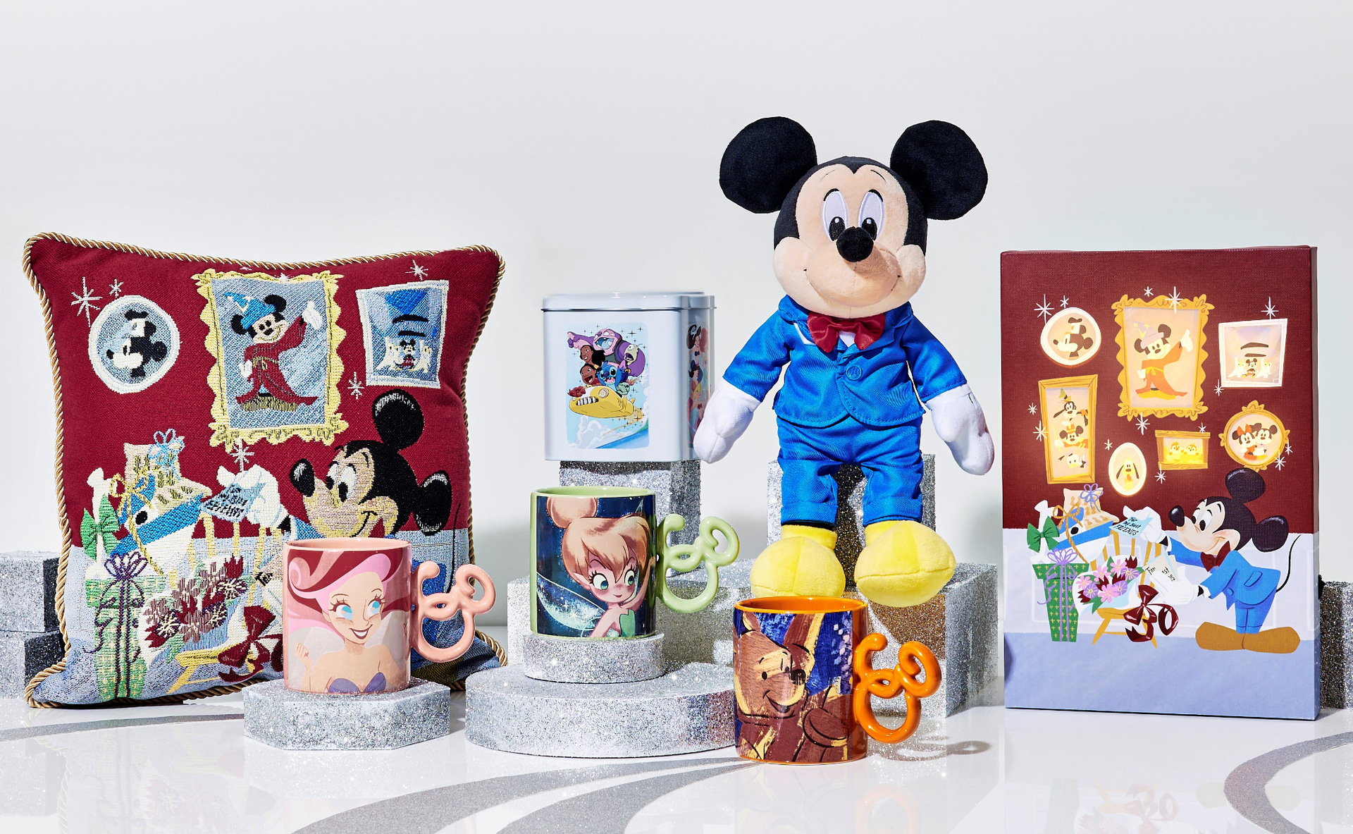 ディズニーストア30周年を記念した描き下ろしアートのアイテムを展開する