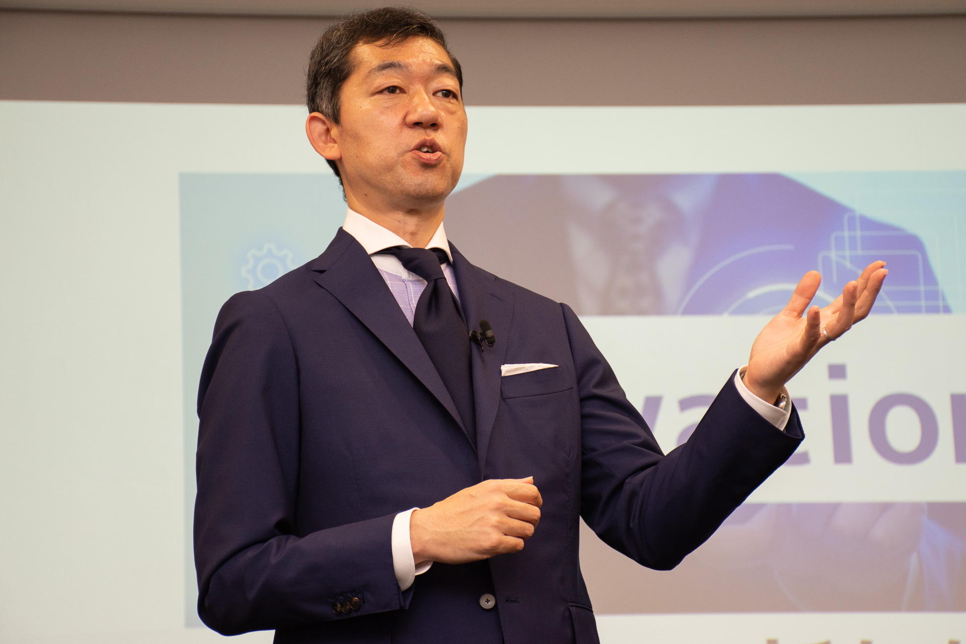 「ANAマイレージクラブアプリ」が10月20日リニューアル。写真はアプリについて説明するANA X株式会社 代表取締役社長 轟木一博氏