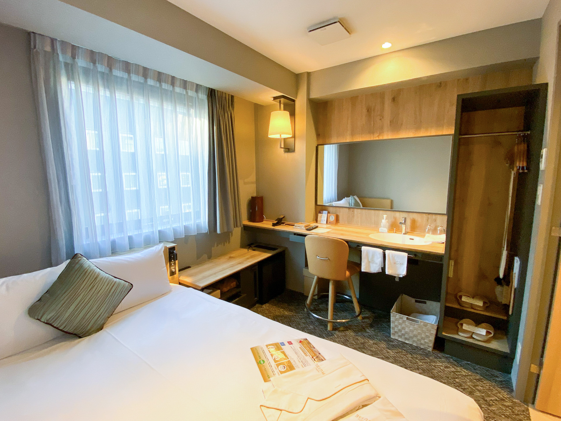 利用したのは禁煙モデレートセミダブルのお部屋。充電ケーブルが揃っていて便利。バストイレ別で深めのバスタブがうれしい。フロント階で必要なアメニティをもらってくるのですが、数種類のバスソルトの用意もありました