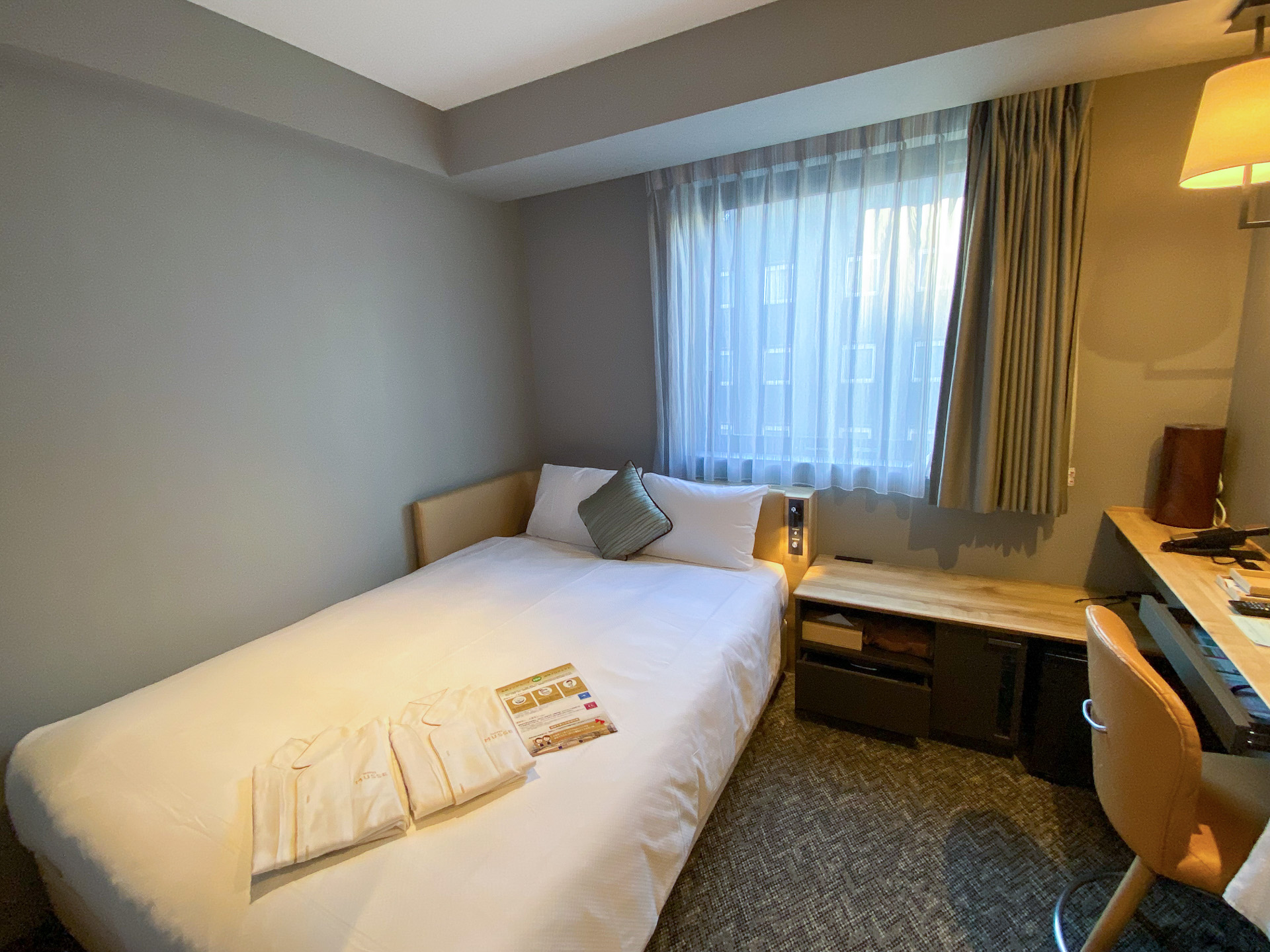 利用したのは禁煙モデレートセミダブルのお部屋。充電ケーブルが揃っていて便利。バストイレ別で深めのバスタブがうれしい。フロント階で必要なアメニティをもらってくるのですが、数種類のバスソルトの用意もありました