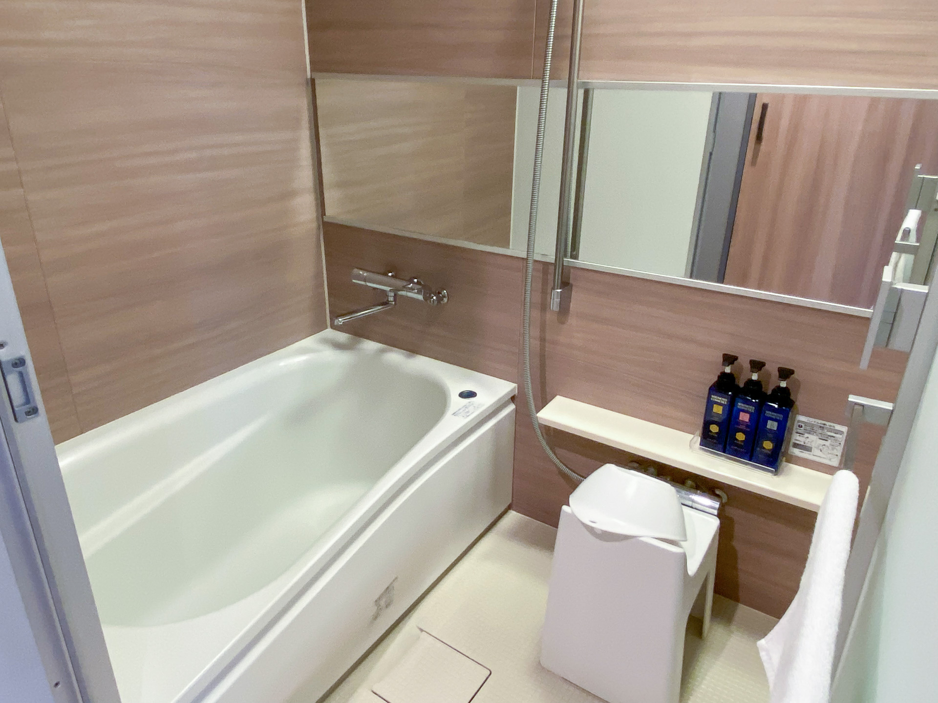 利用したのは禁煙モデレートセミダブルのお部屋。充電ケーブルが揃っていて便利。バストイレ別で深めのバスタブがうれしい。フロント階で必要なアメニティをもらってくるのですが、数種類のバスソルトの用意もありました