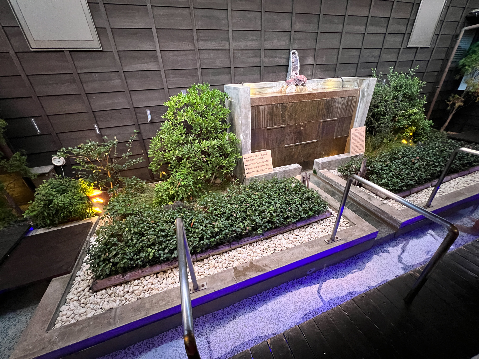 入ってすぐに足湯があります