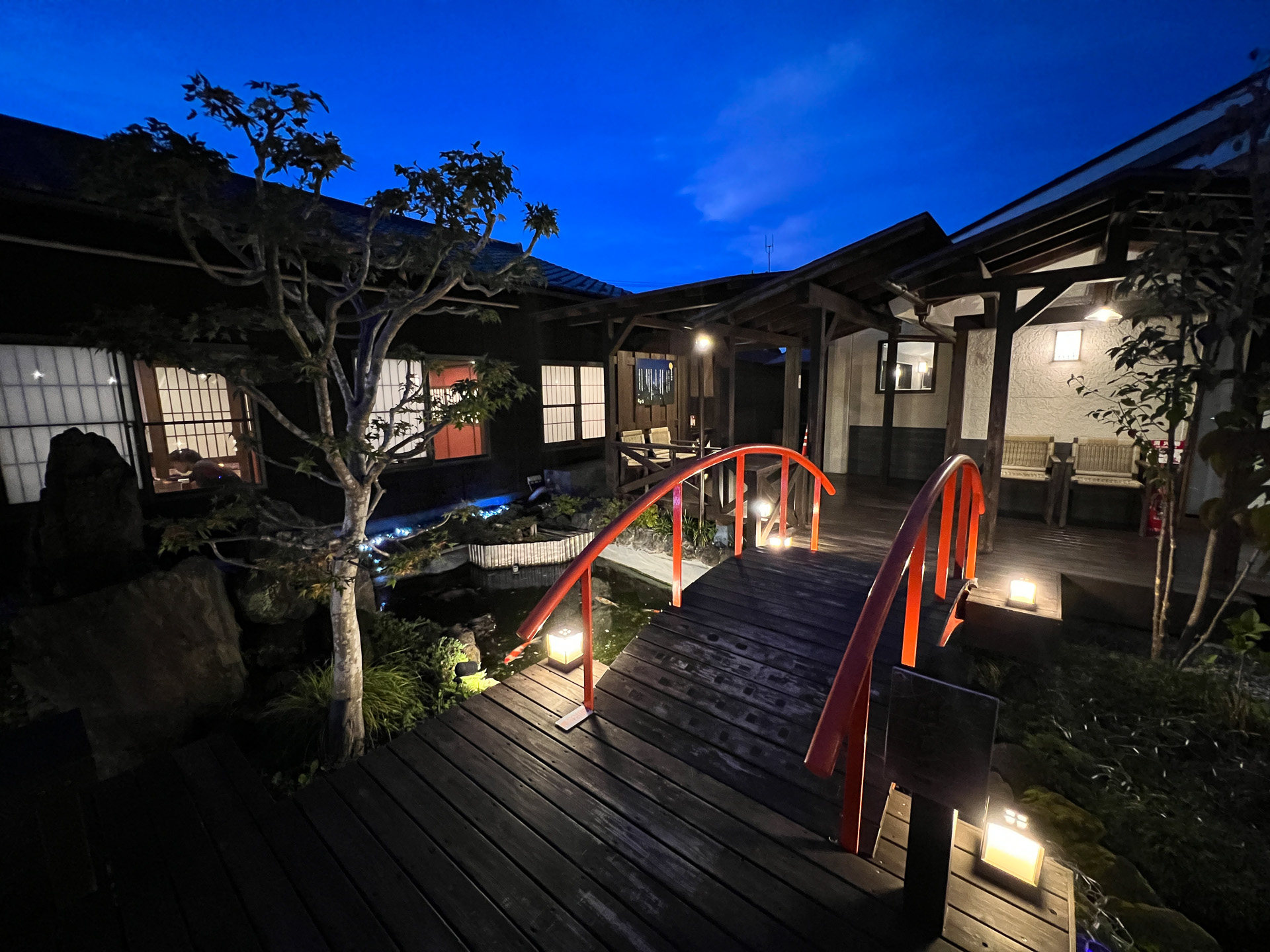 夜の赤い橋がロマンチック