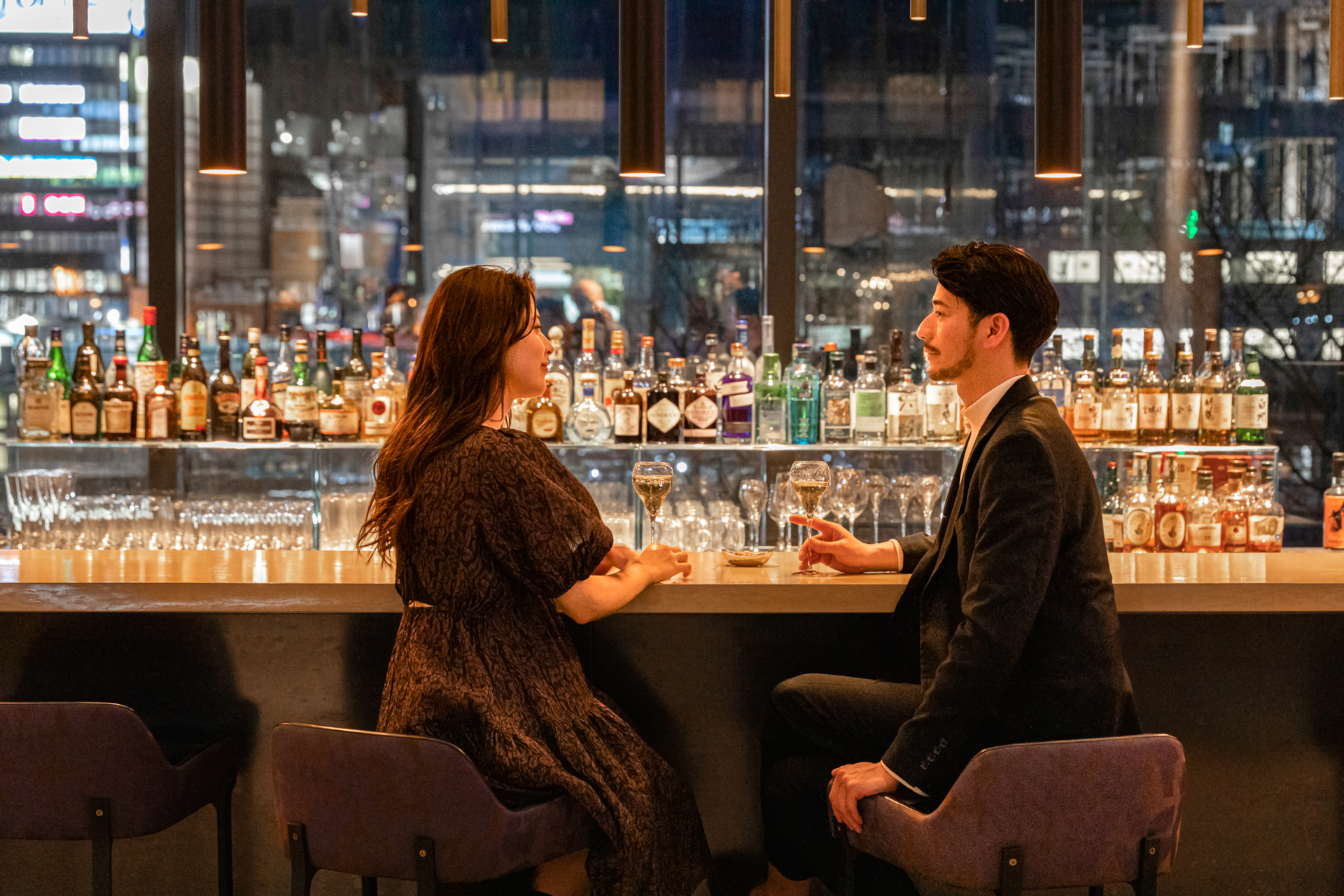 平日限定ハッピーアワーでは対象のアルコールを特別価格で提供