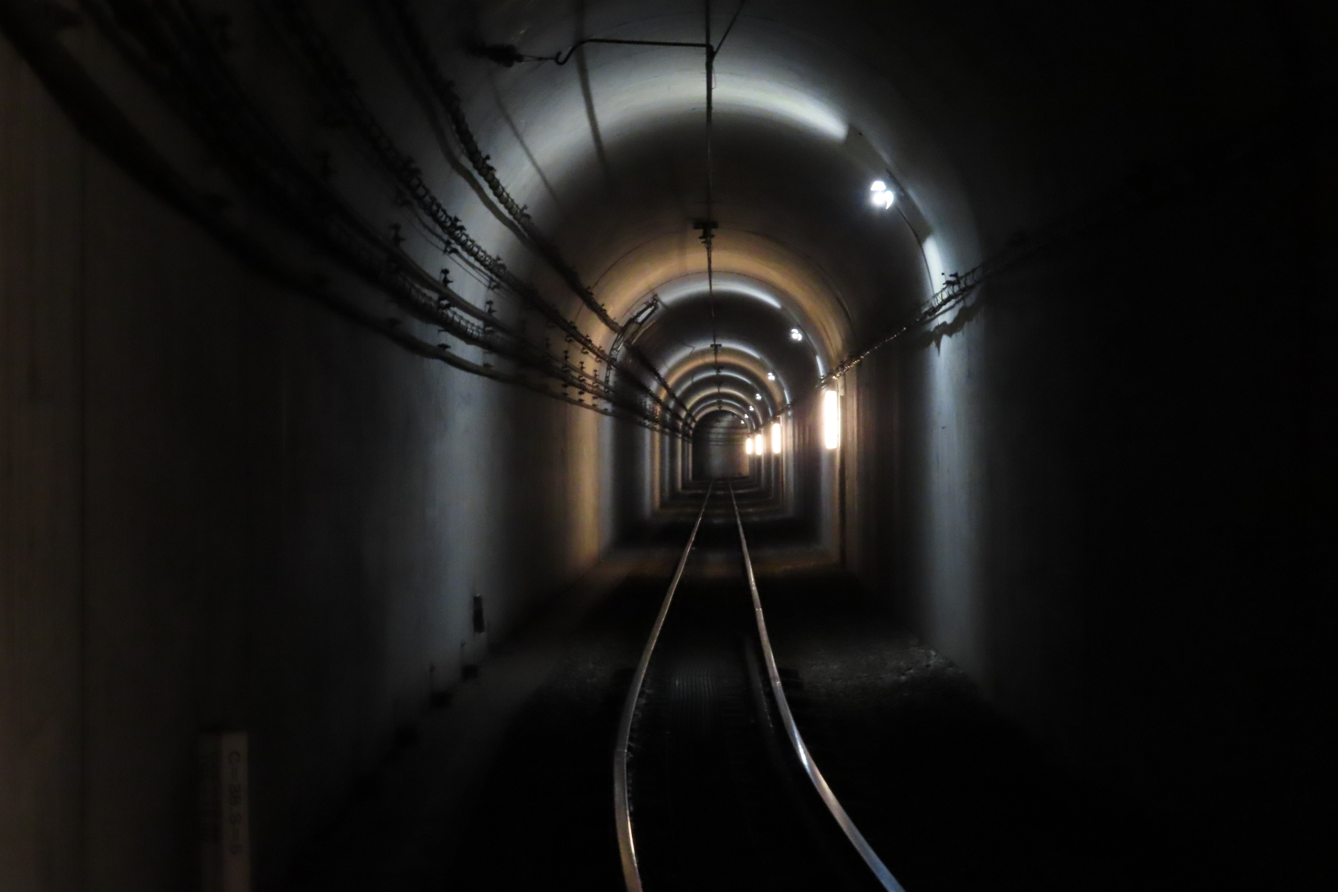 狭く出口が見通せないトンネル（特別な許可を得て撮影）