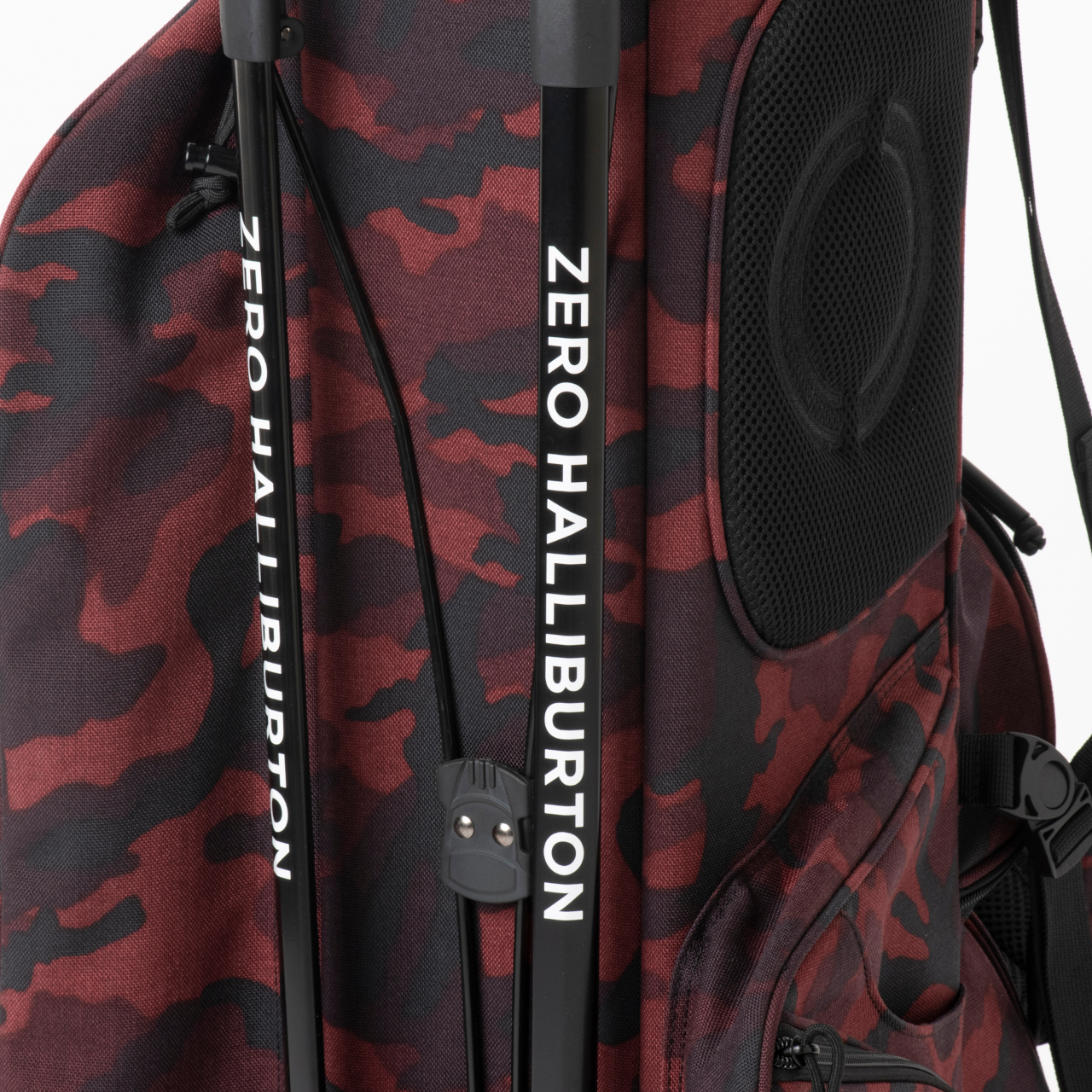 スタンドにはゼロハリバートンのロゴ入り