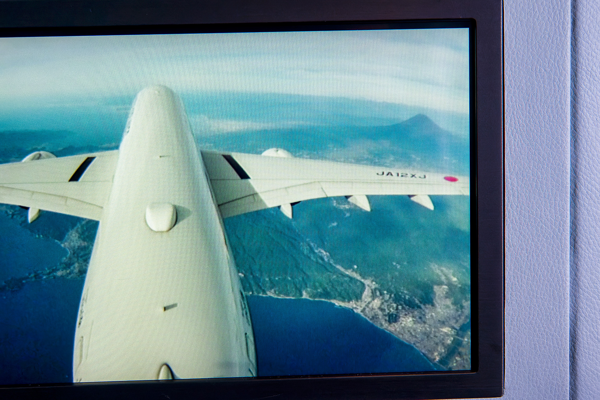 離陸後10分もしないうちに尾翼からの機外カメラに富士山が見えてきた