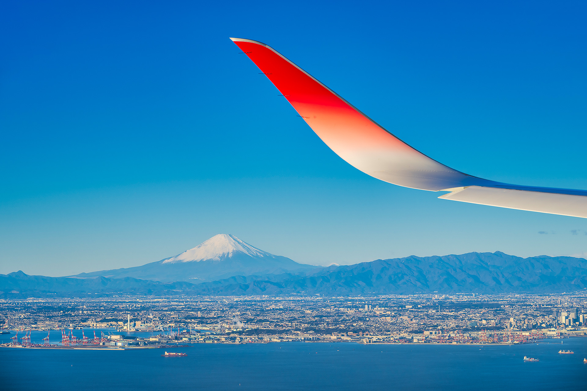 西からの羽田行きは左側に富士山を望みながらのフライトが続く