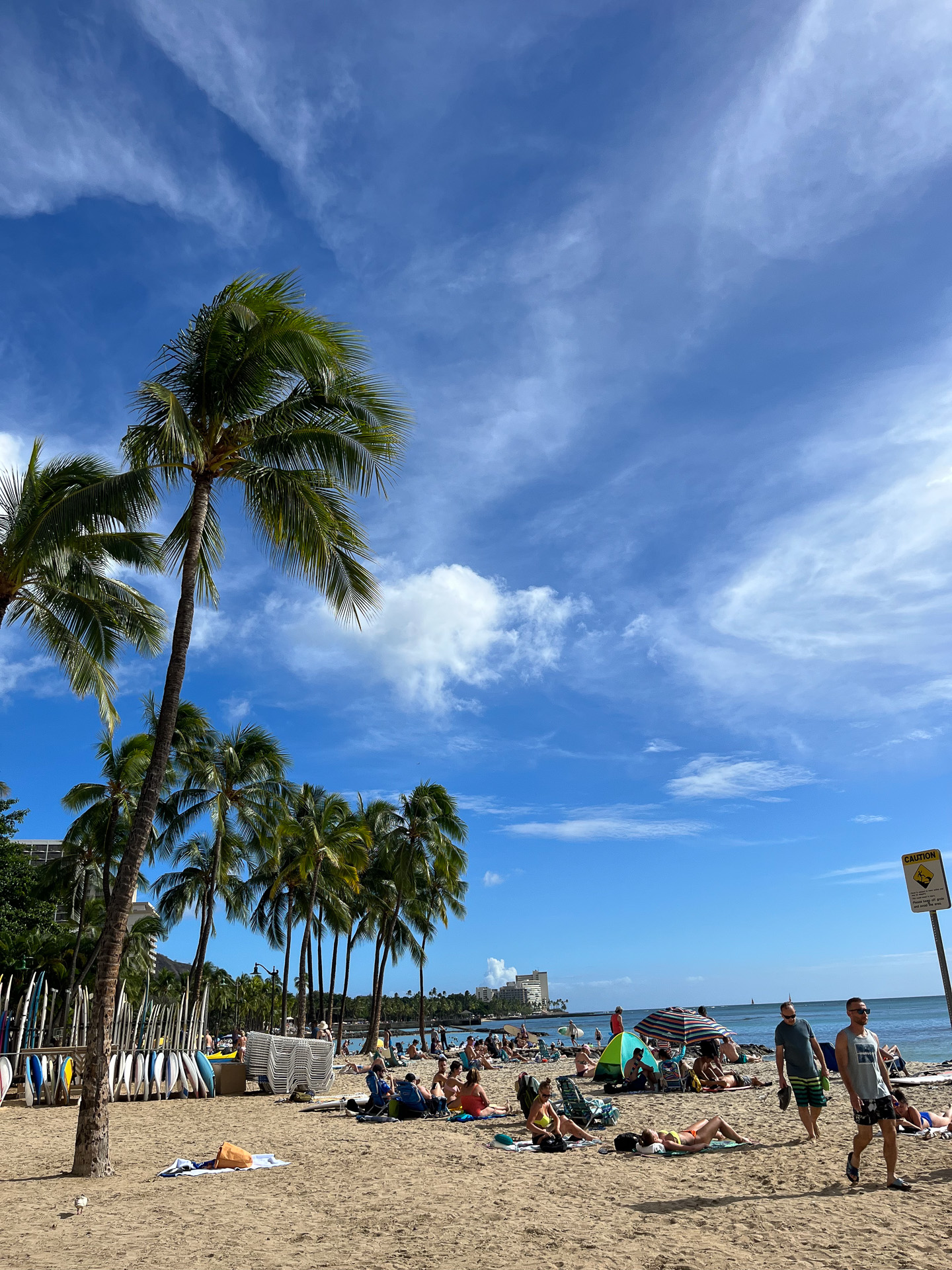夏は足の踏み場もなかったワイキキビーチ。ホリデー前の今は米本土からの観光客もやや一段落