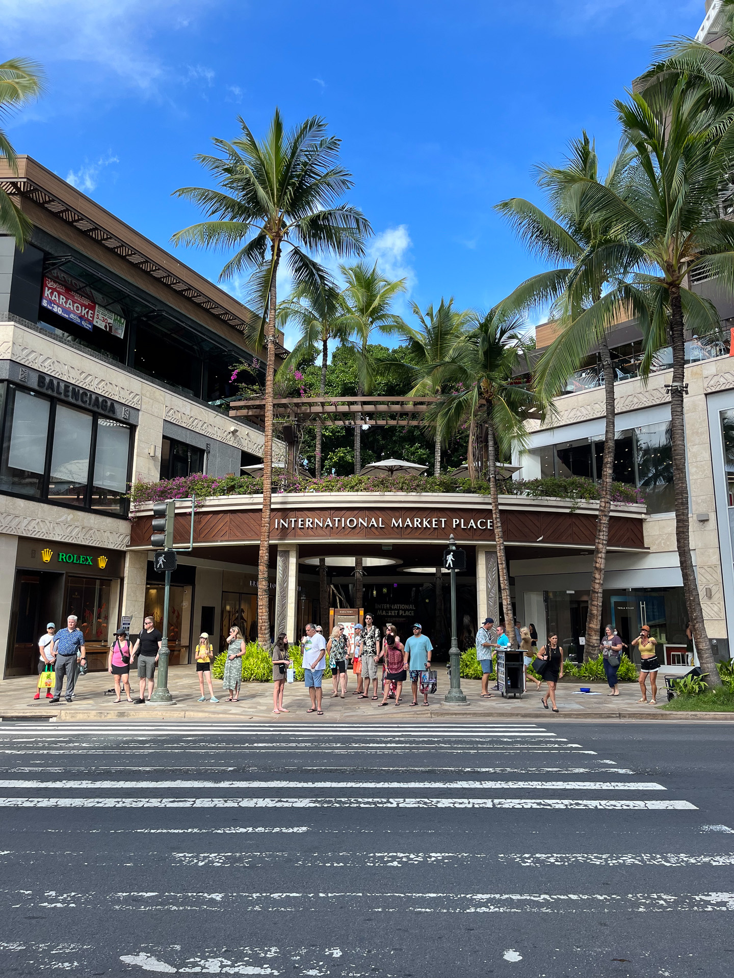 ワイキキではショッピングセンターの中も外もマスクをしている人はほとんどいない